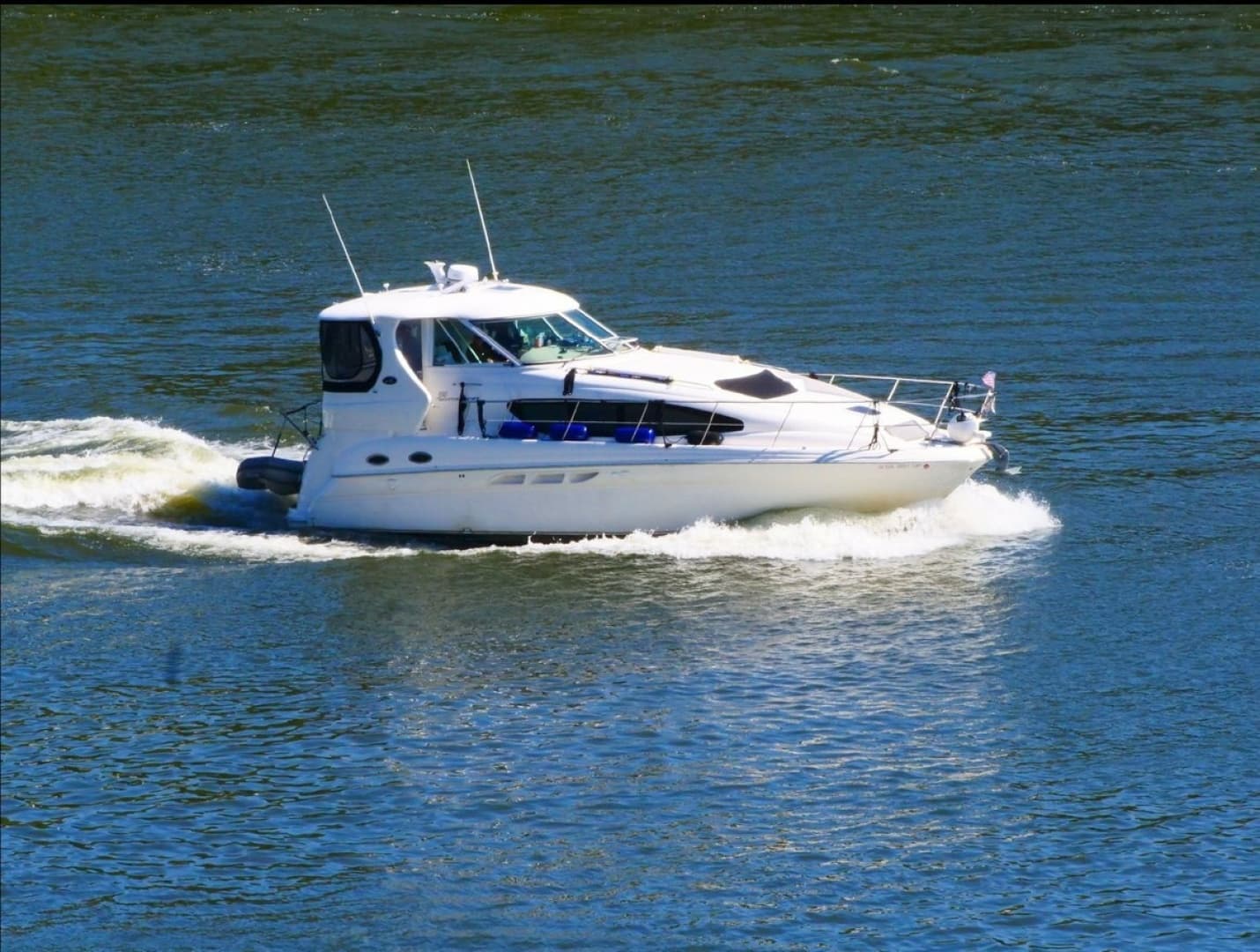 39' Sea Ray underway1