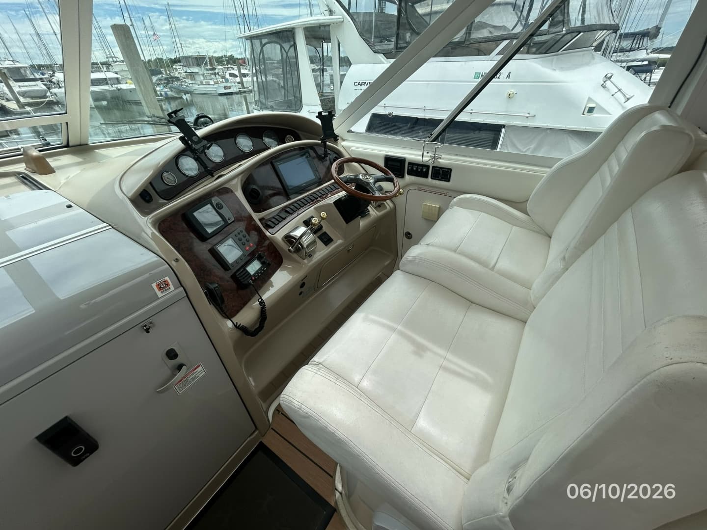 39' Sea Ray helm1