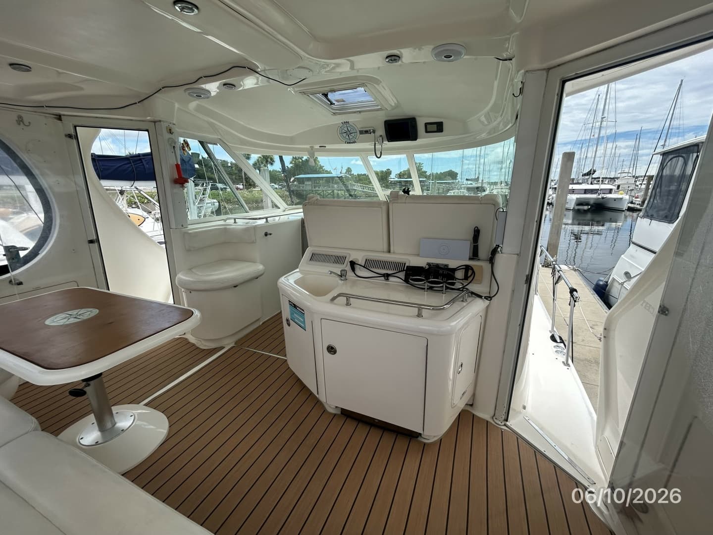 39' Sea Ray sundeck forward