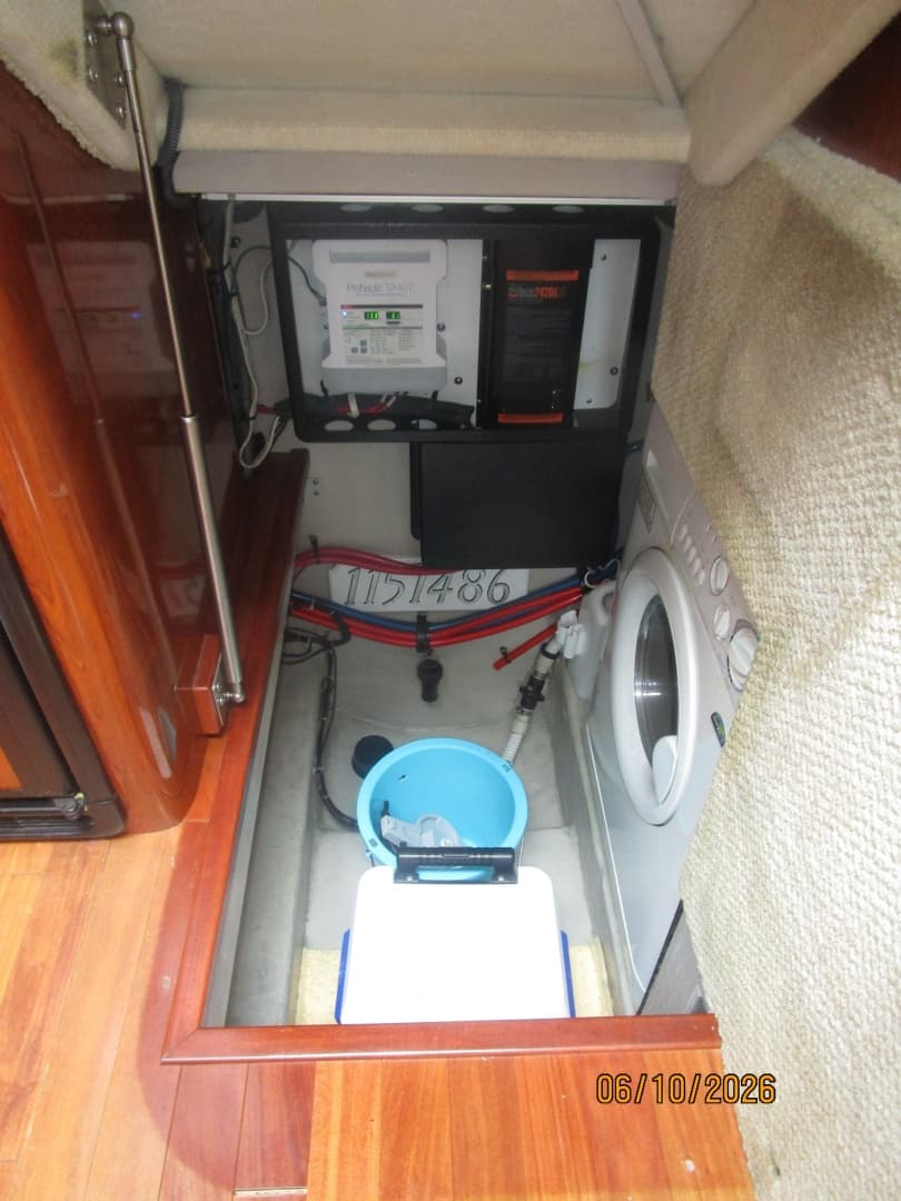 39' Sea Ray utility room