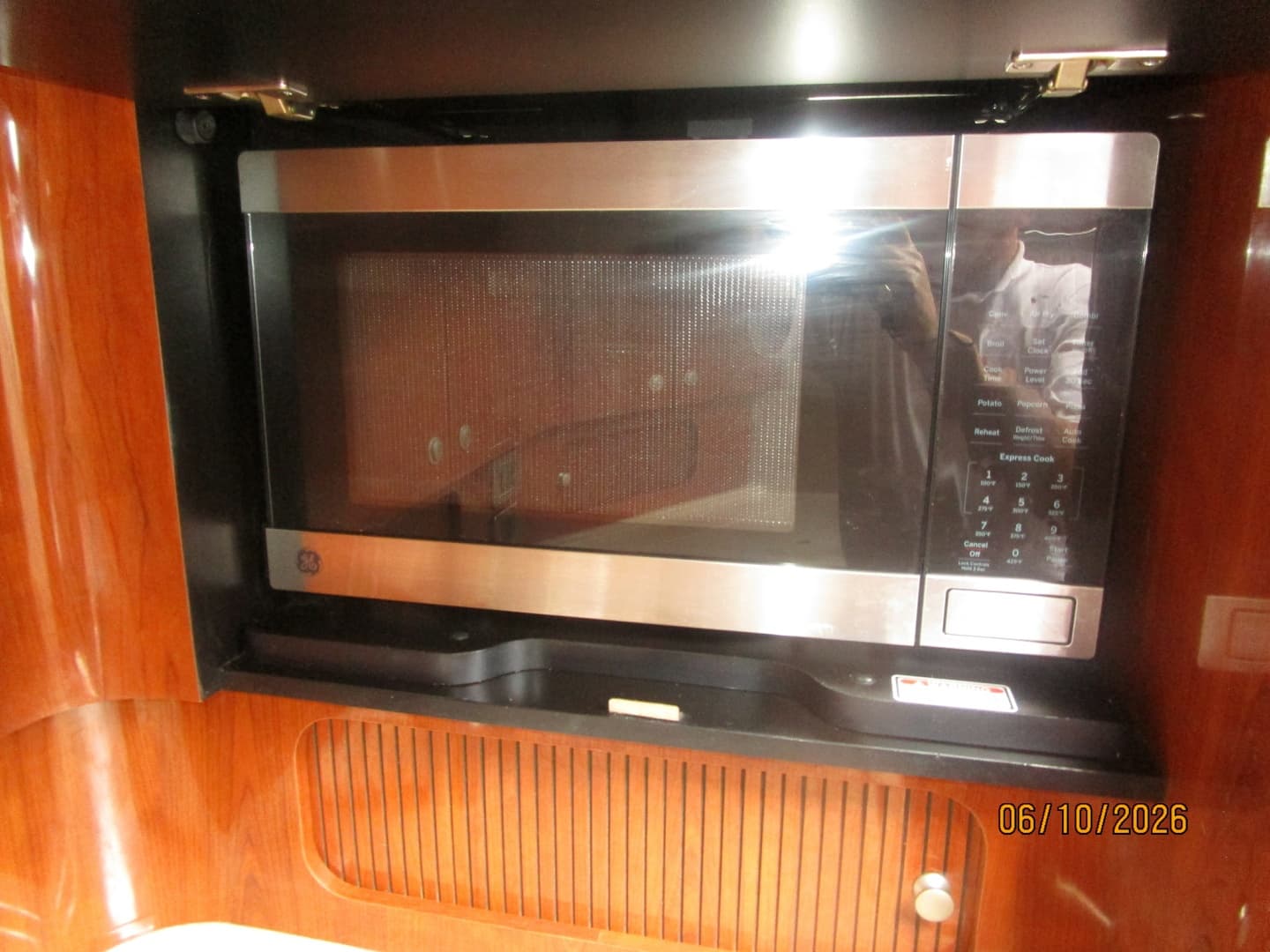 39' Sea Ray galley microwave oven