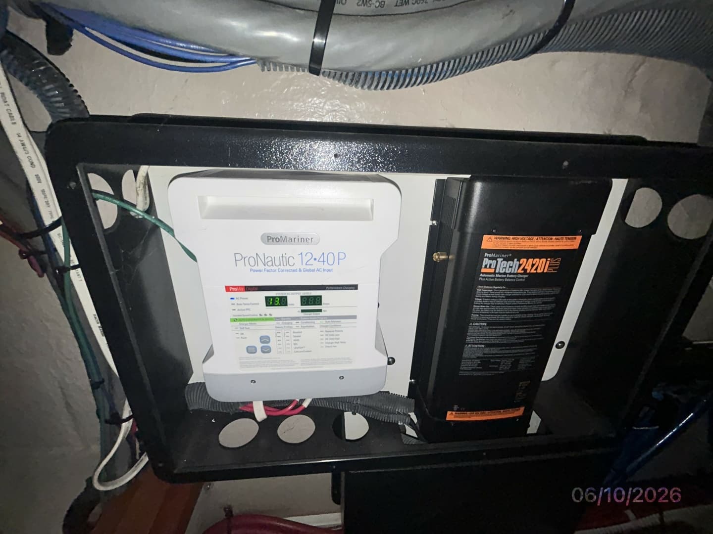 39' Sea Ray battery chargers