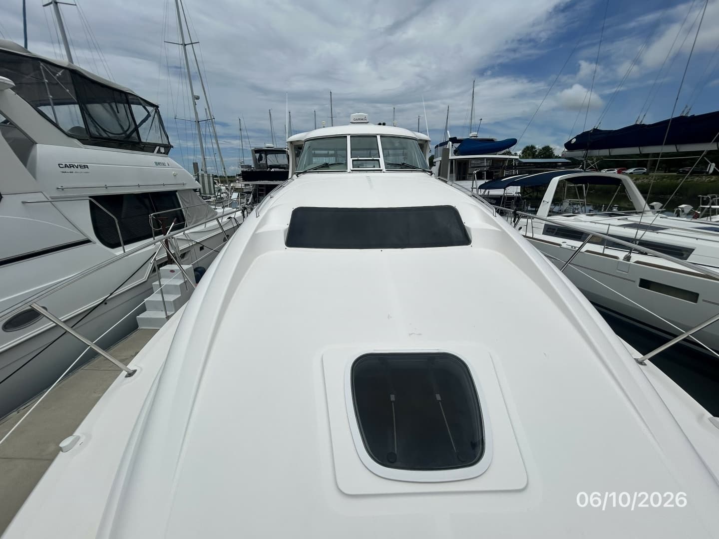 39' Sea Ray foredeck aft