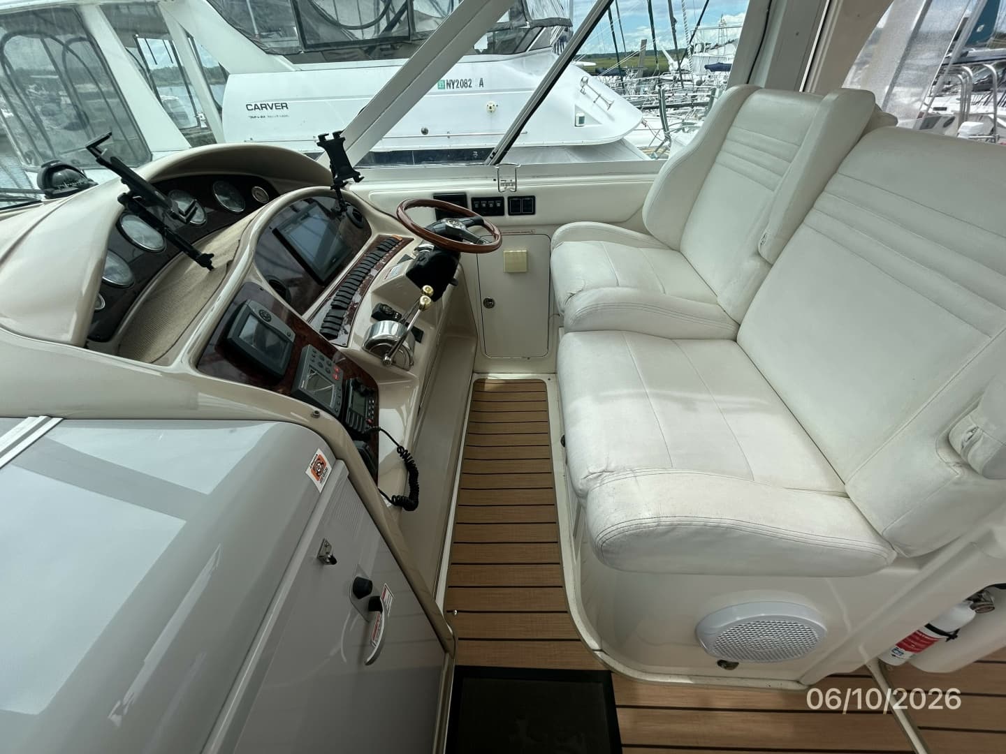 39' Sea Ray helm2