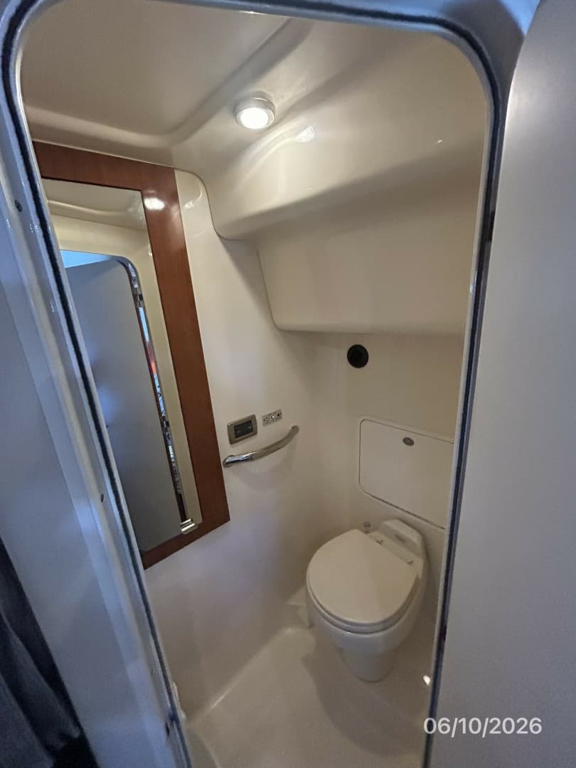 39' Sea Ray master stateroom head