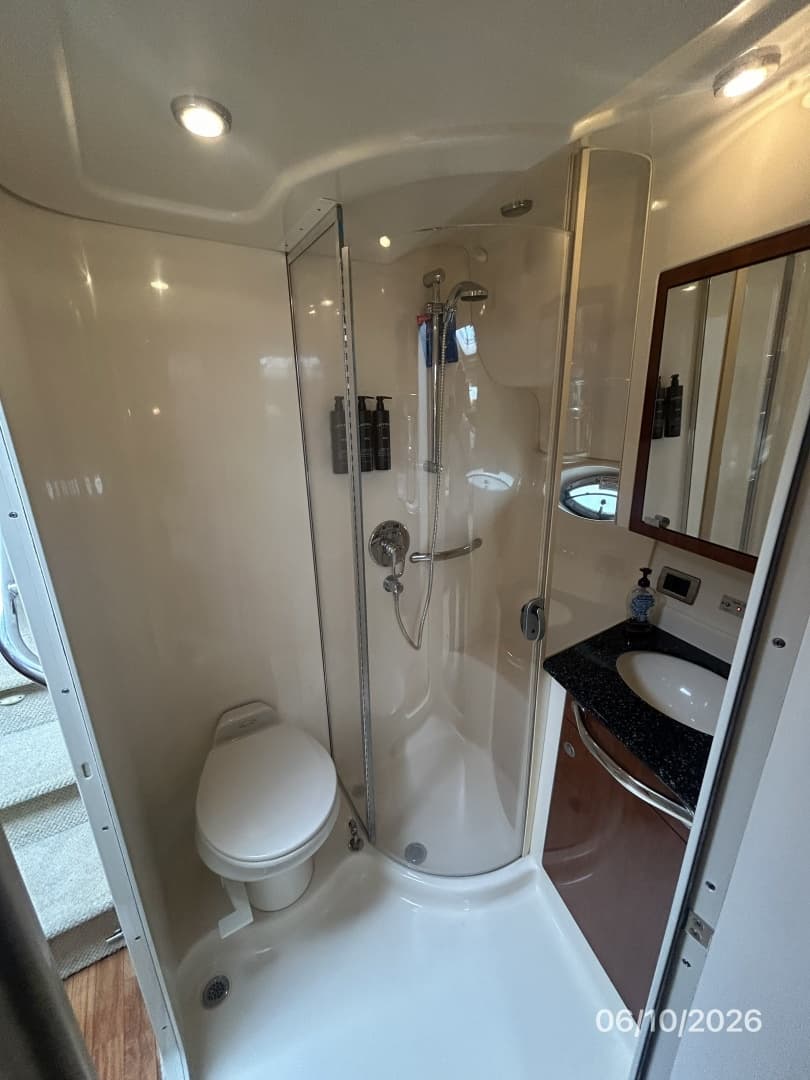 39' Sea Ray guest stateroom head