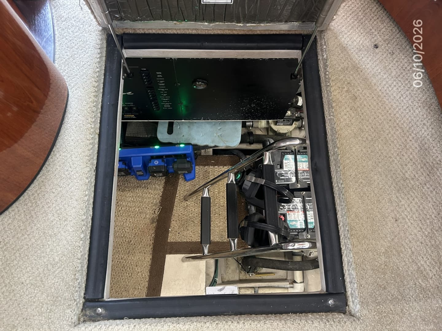 39' Sea Ray engine room access