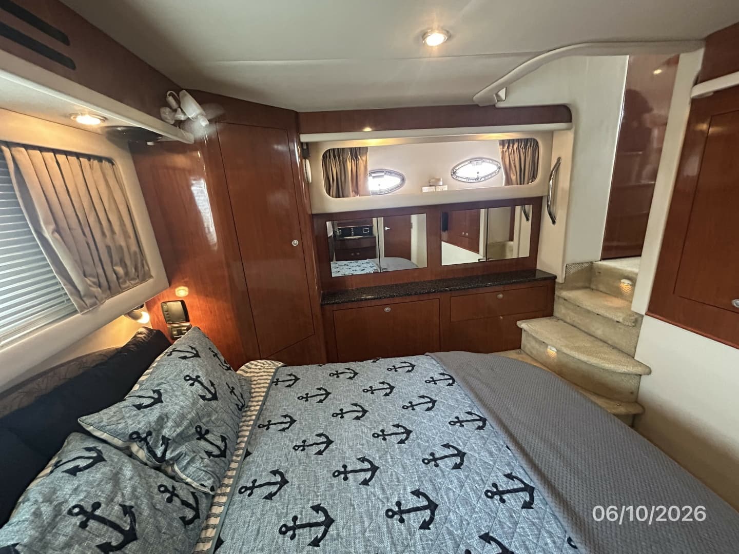 39' Sea Ray master stateroom port