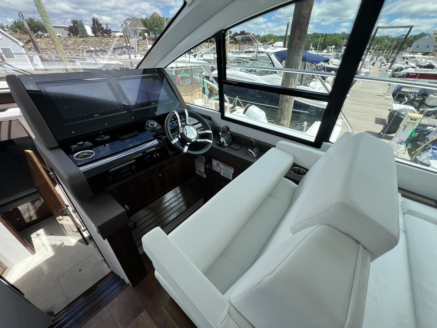 2021 Cruisers Yachts 50 Cantius