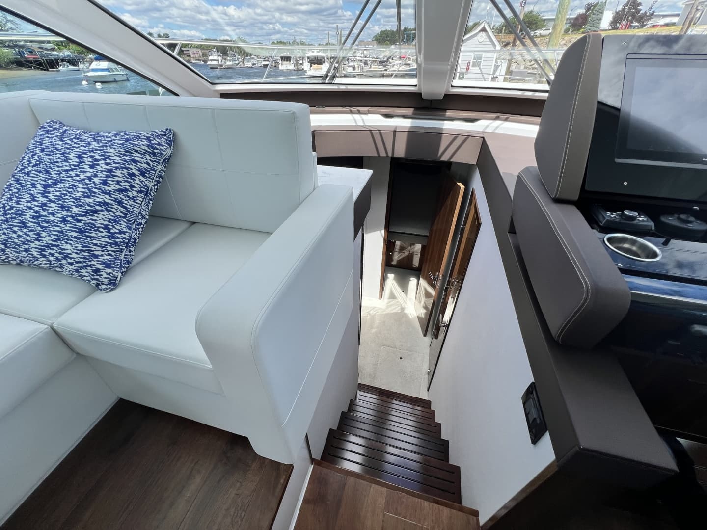 2021 Cruisers Yachts 50 Cantius