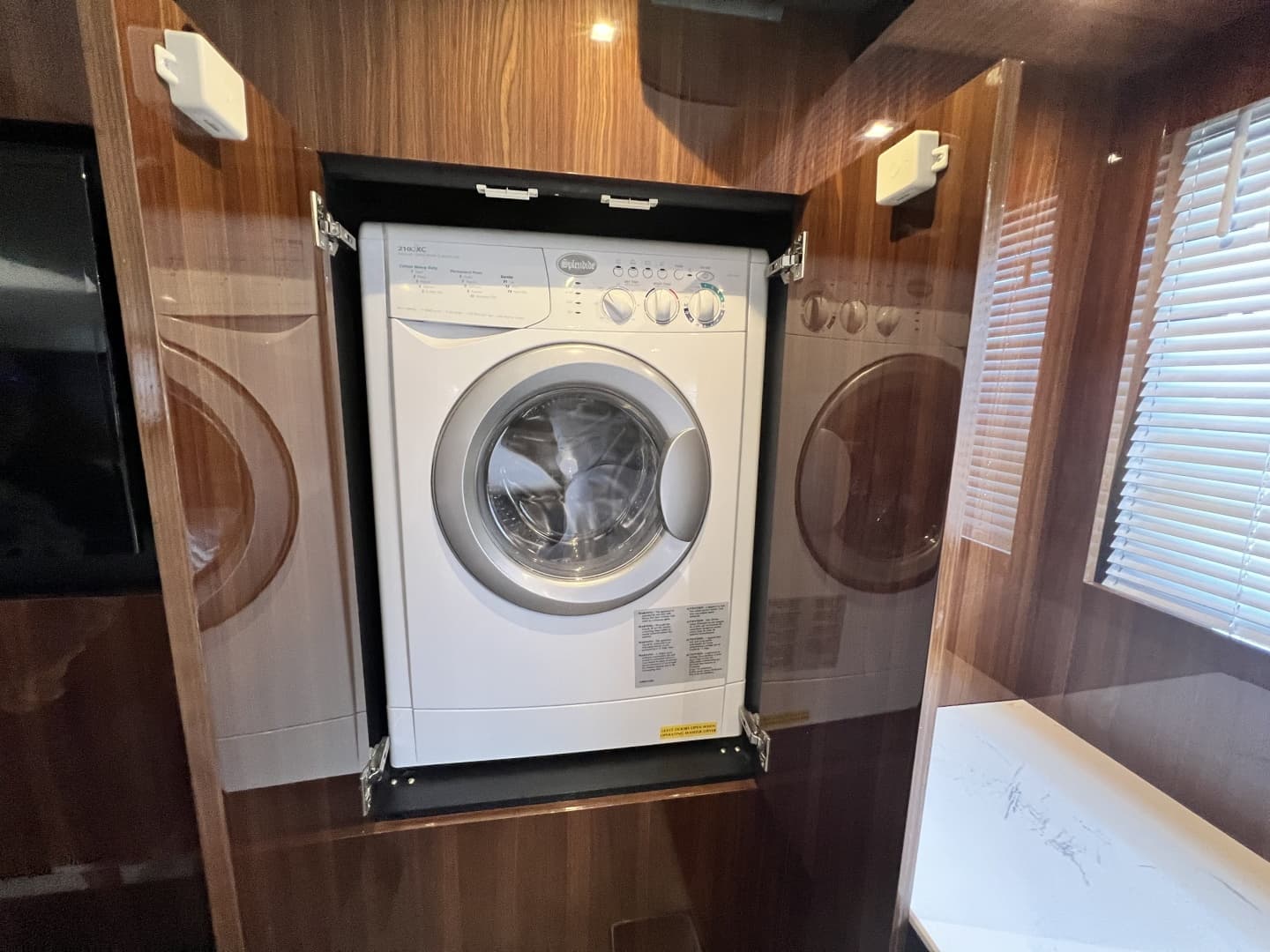2021 Cruisers Yachts 50 Cantius