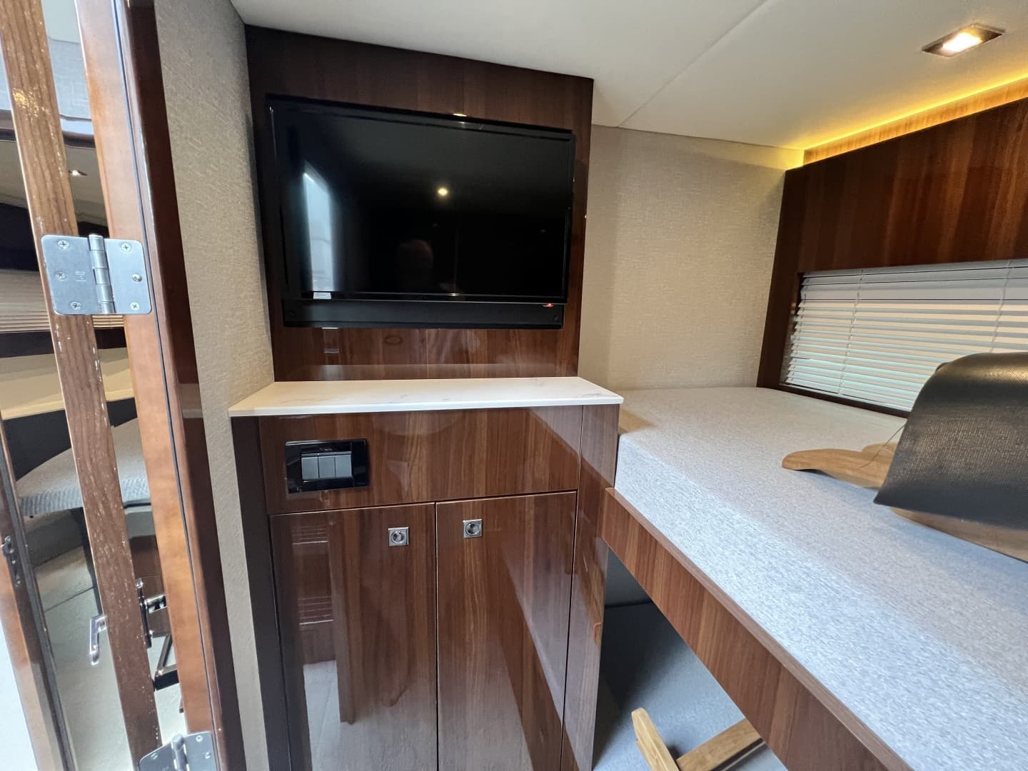 2021 Cruisers Yachts 50 Cantius