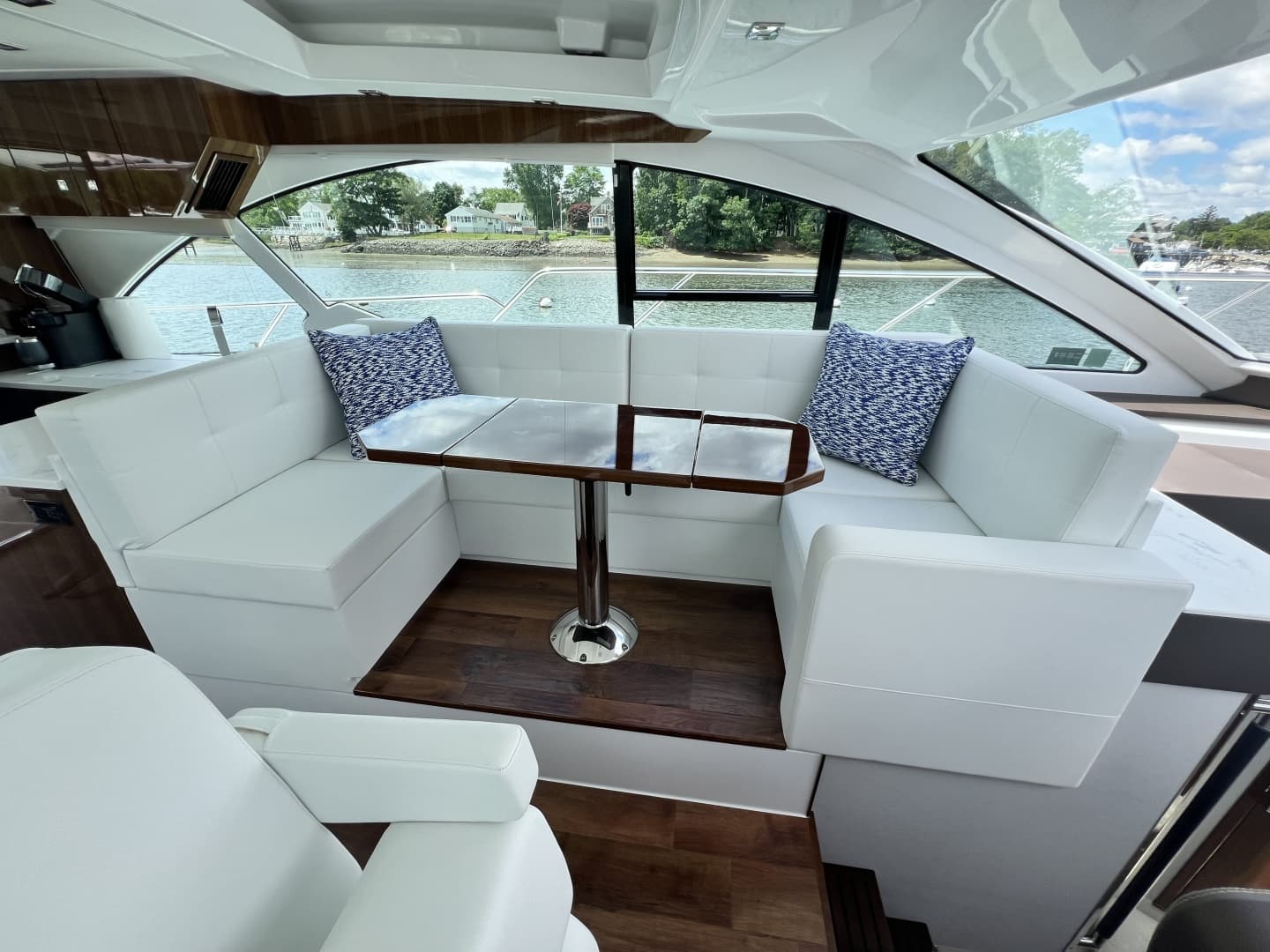 2021 Cruisers Yachts 50 Cantius