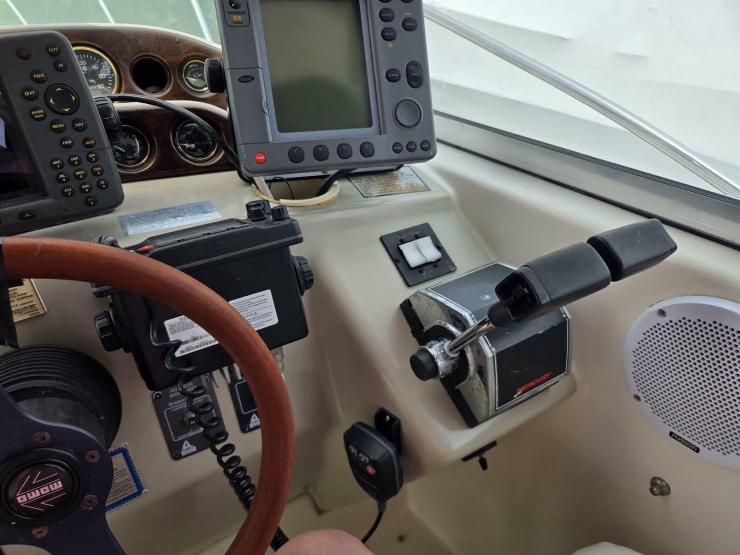 1999 Rinker 330 Fiesta Vee