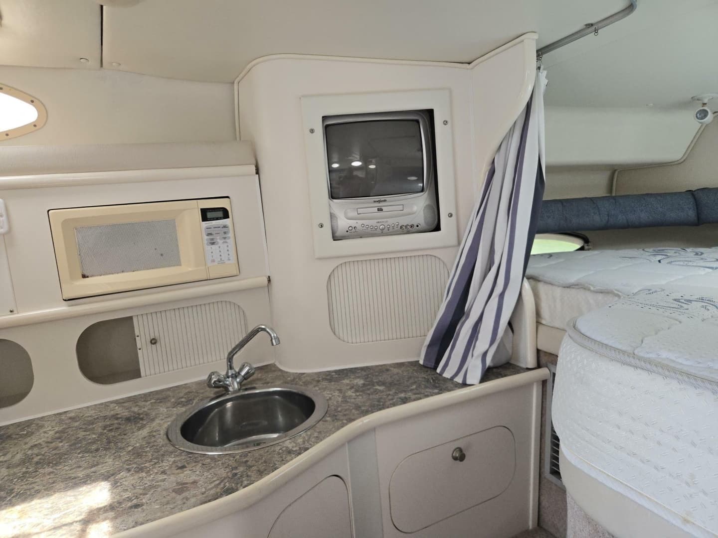 1999 Rinker 330 Fiesta Vee