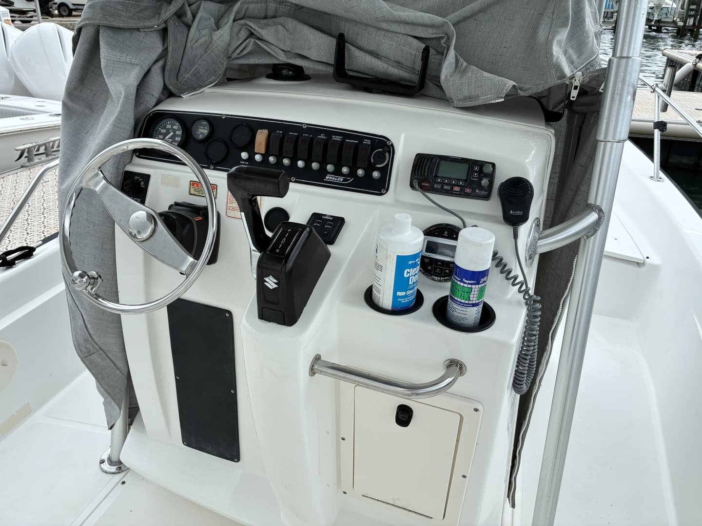 2004 Boston Whaler 220 Dauntless