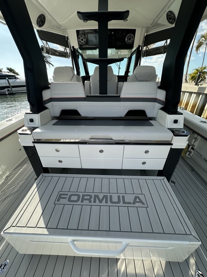 2024 Formula 387 Center Console Fish