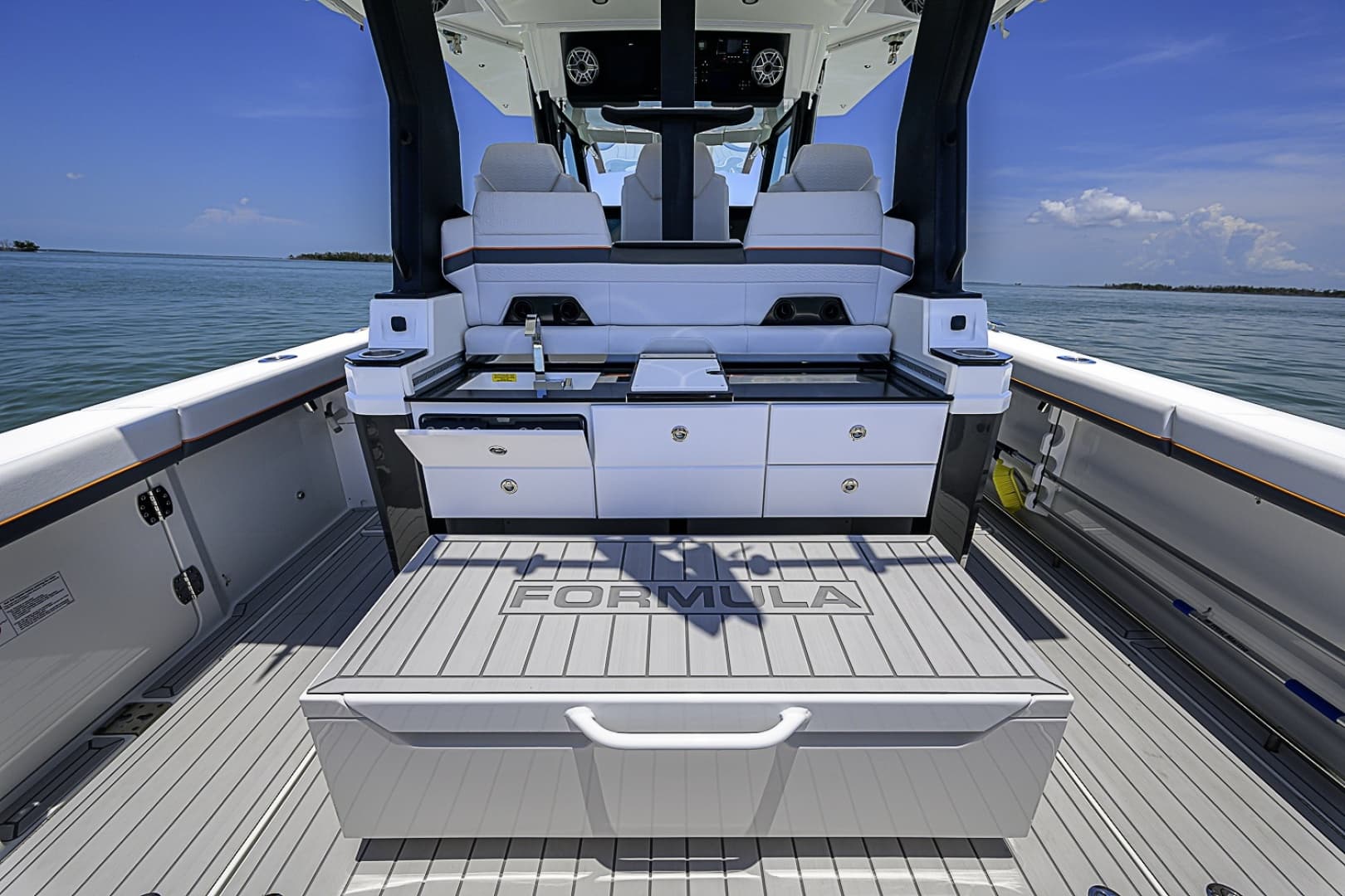 2024 Formula 387 Center Console Fish