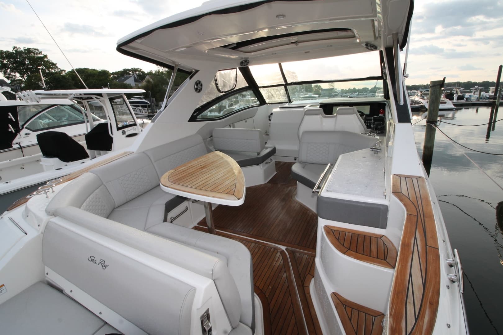 2023 Sea Ray Sundancer 320