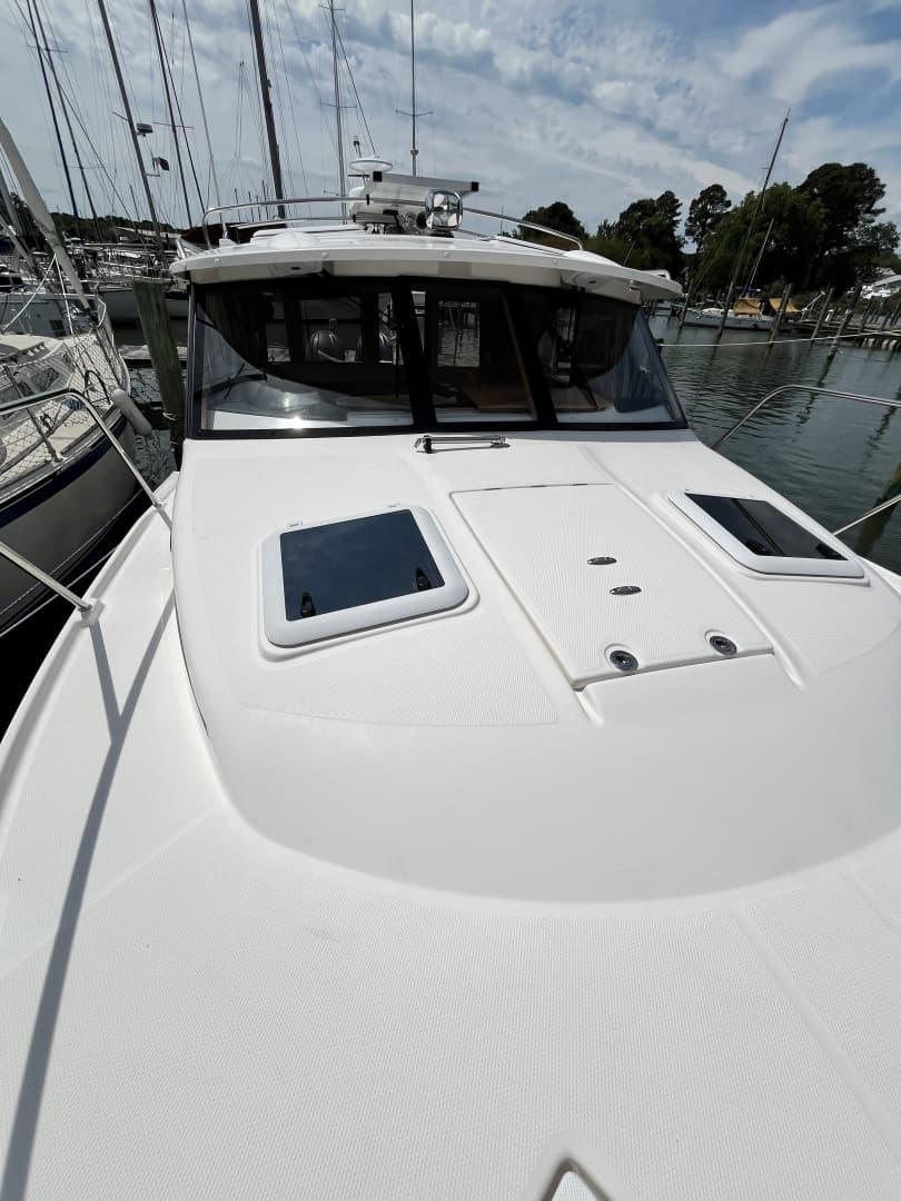 2023 Cutwater 32 Coupe