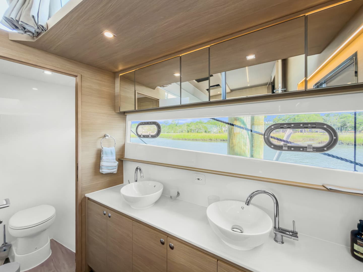 2025 Aquila 54 Yacht