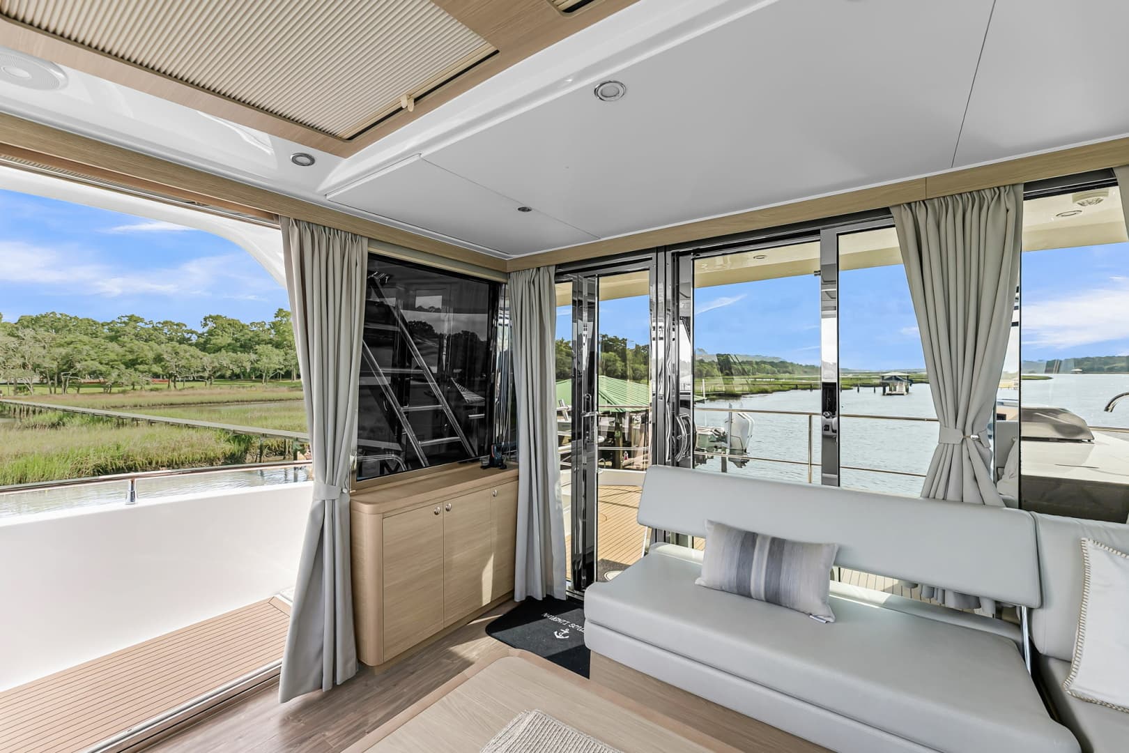 2025 Aquila 54 Yacht