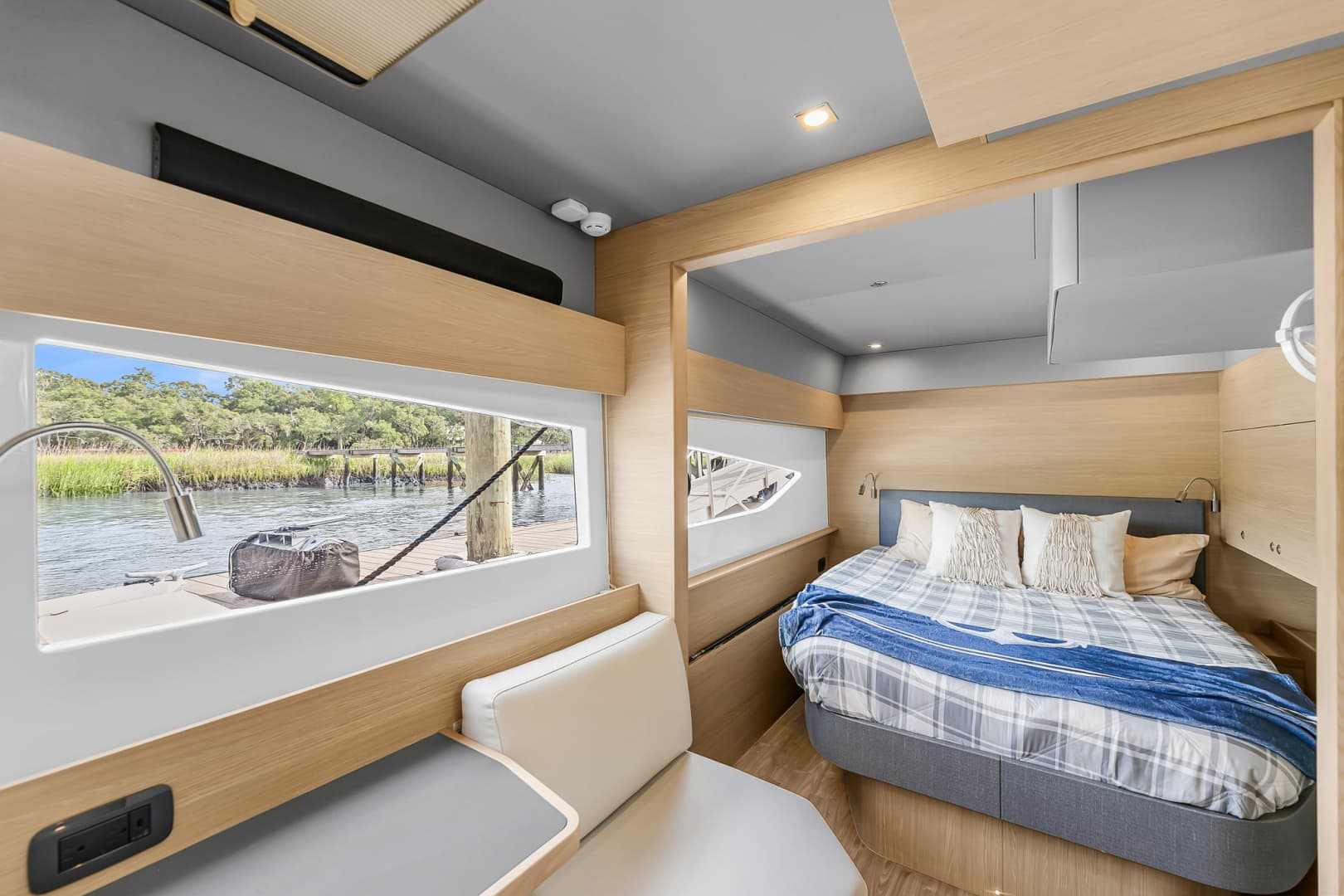 2025 Aquila 54 Yacht