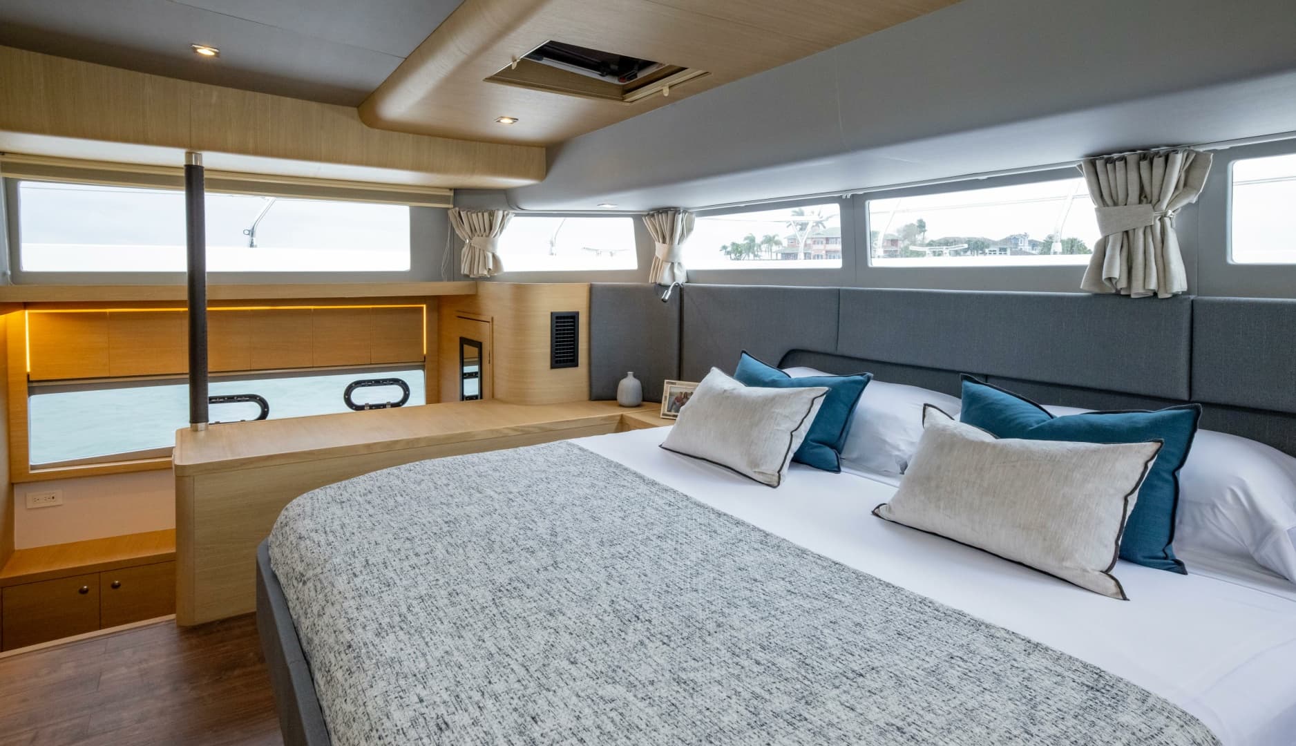 2025 Aquila 54 Yacht