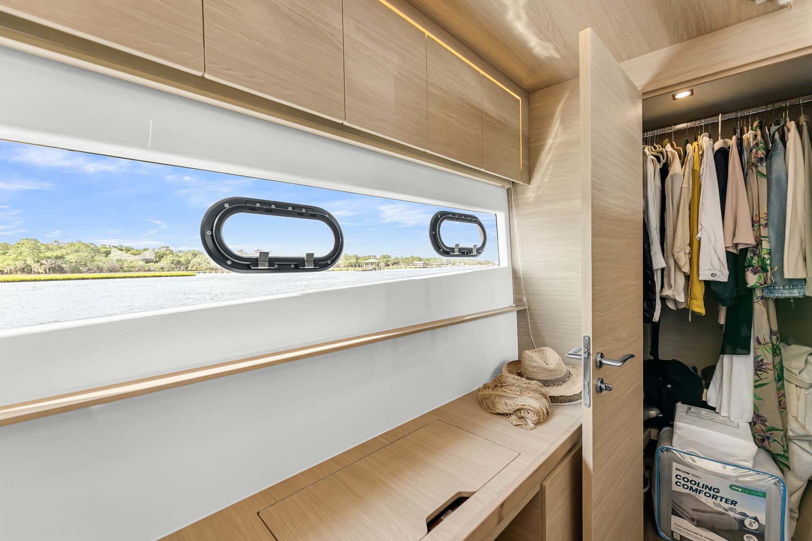 2025 Aquila 54 Yacht