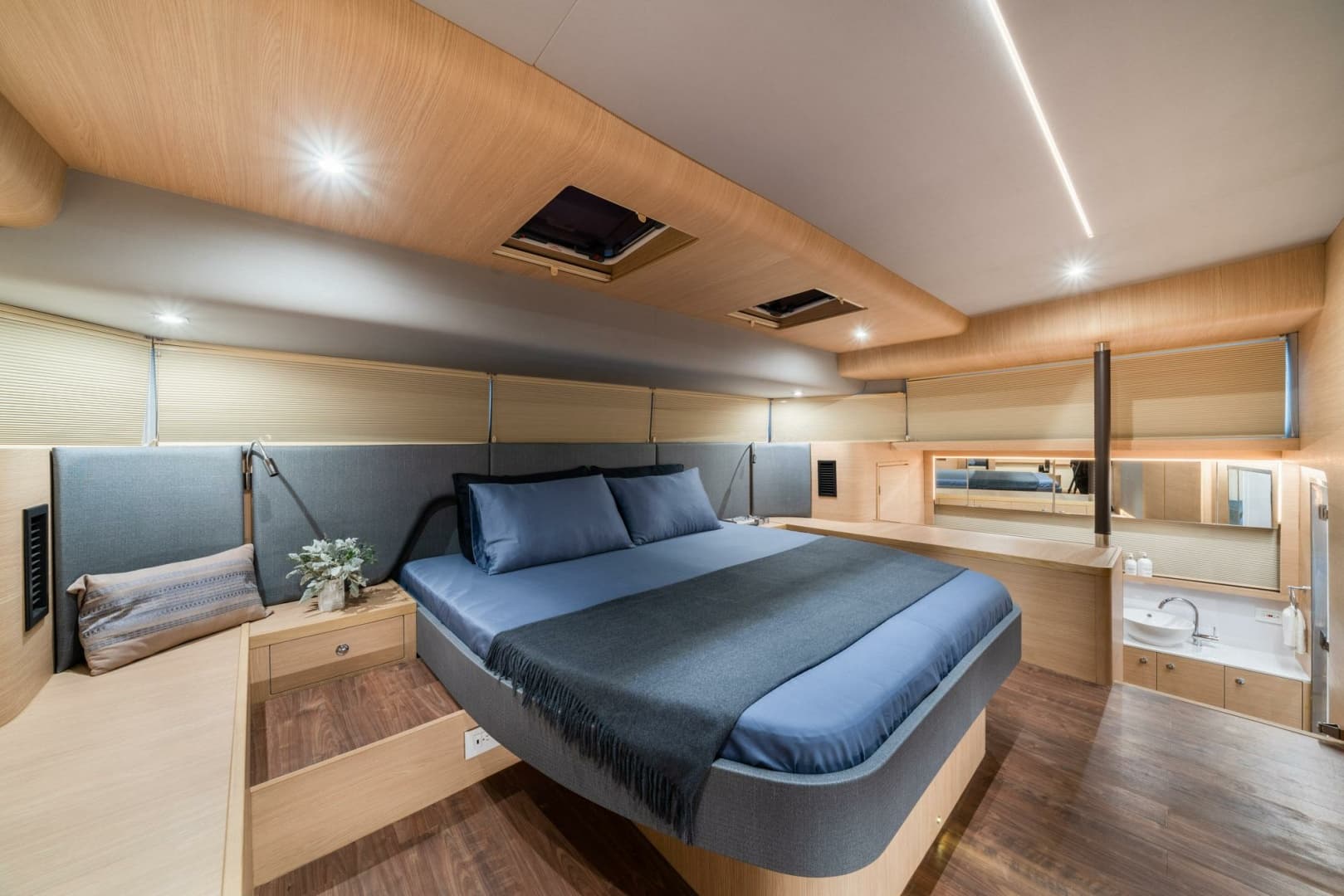 2025 Aquila 54 Yacht
