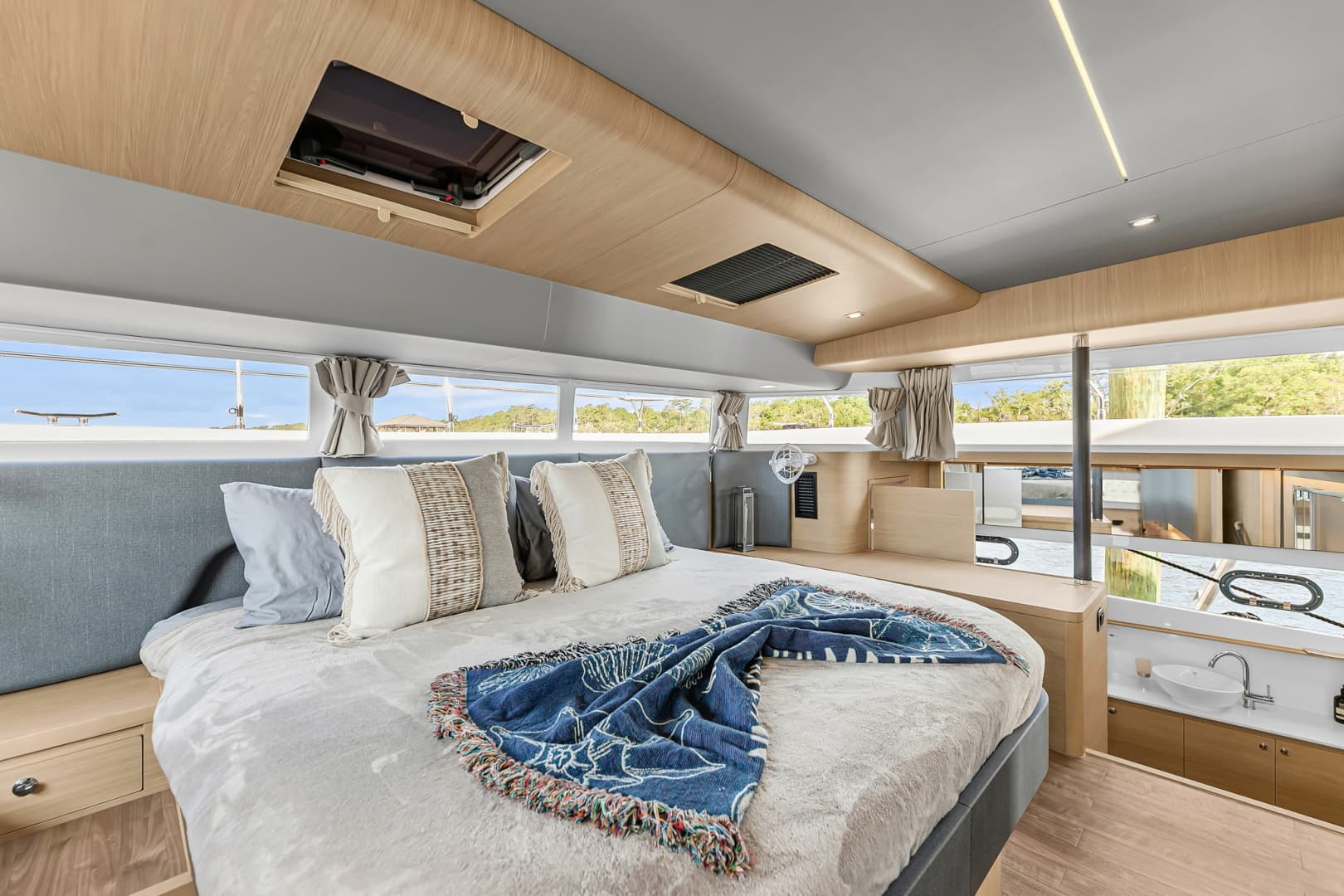 2025 Aquila 54 Yacht