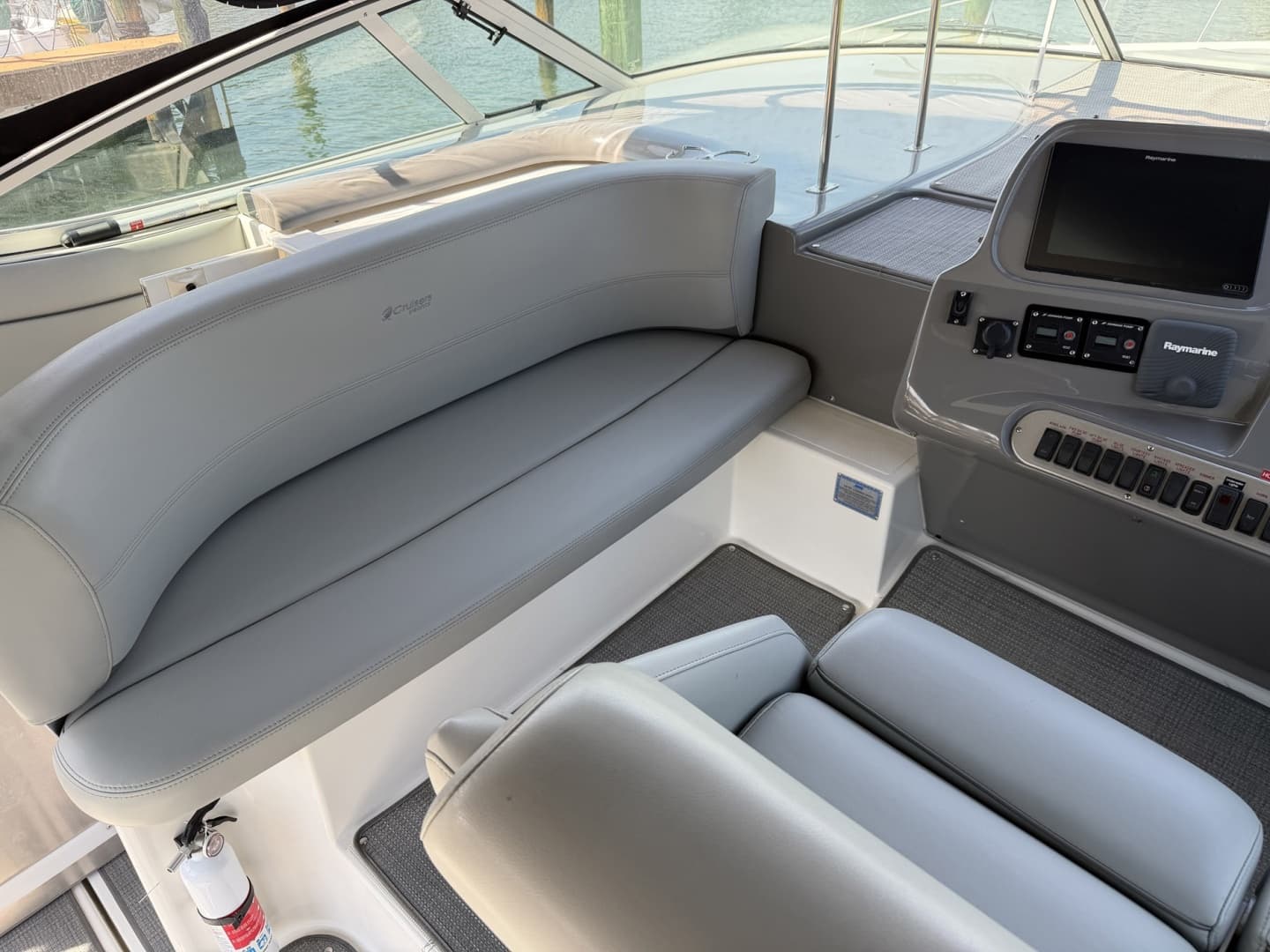 2007 Cruisers Yachts 370 Express