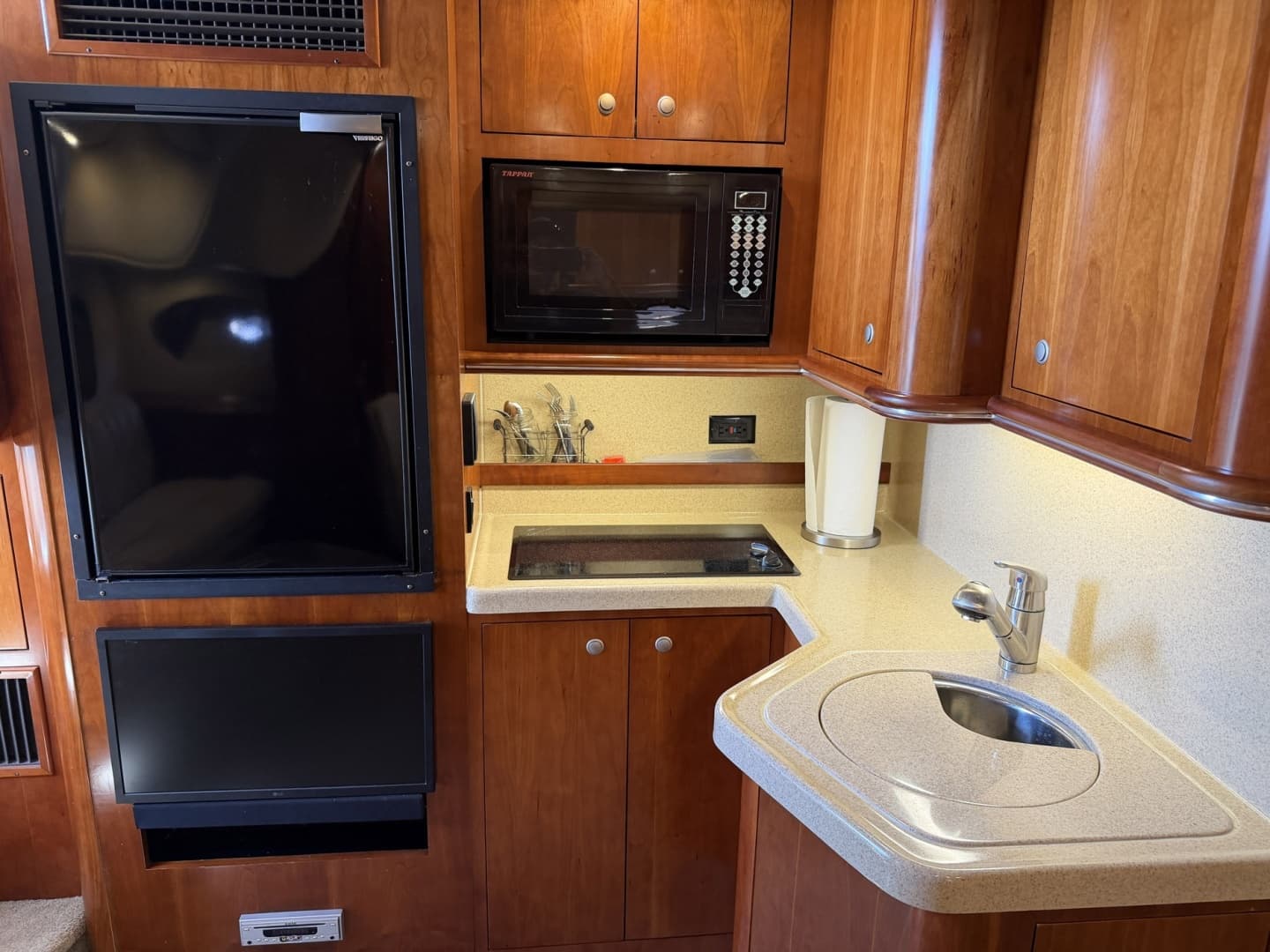2007 Cruisers Yachts 370 Express