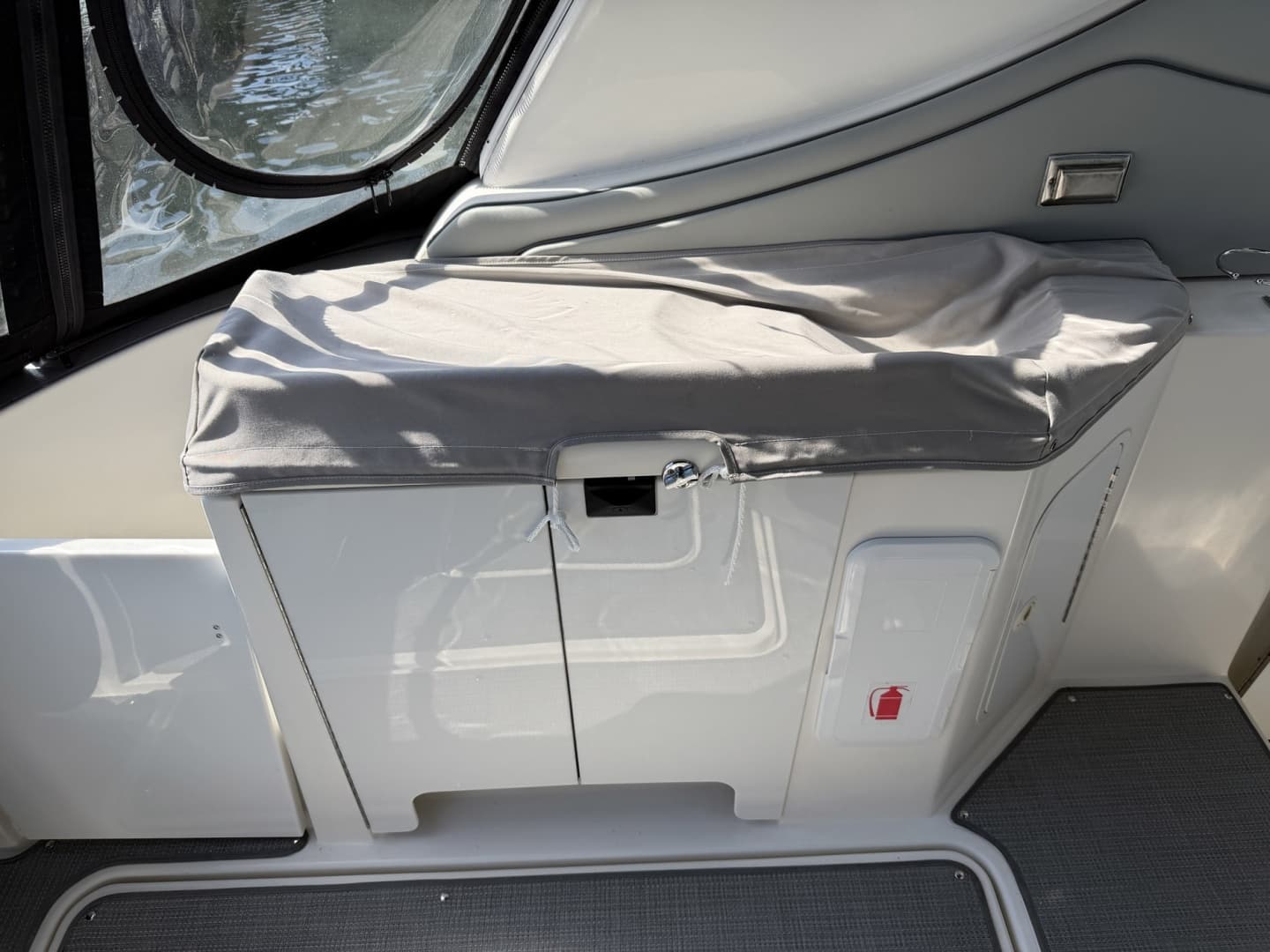 2007 Cruisers Yachts 370 Express