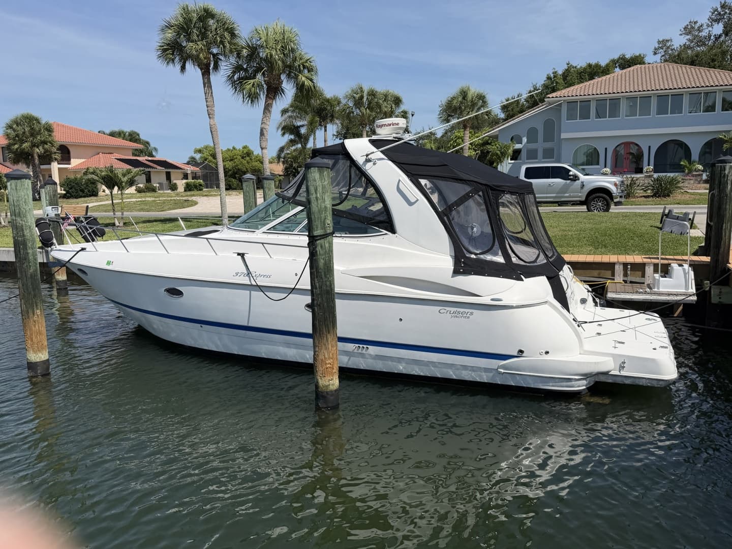 2007 Cruisers Yachts 370 Express