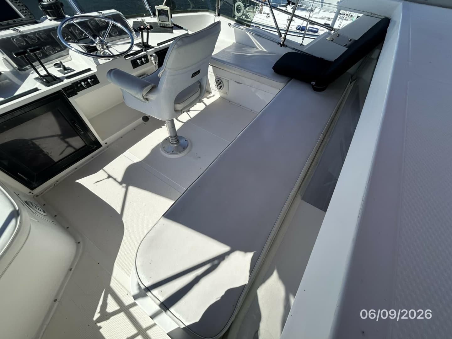 44' High Tech flybridge starboard-aft seating