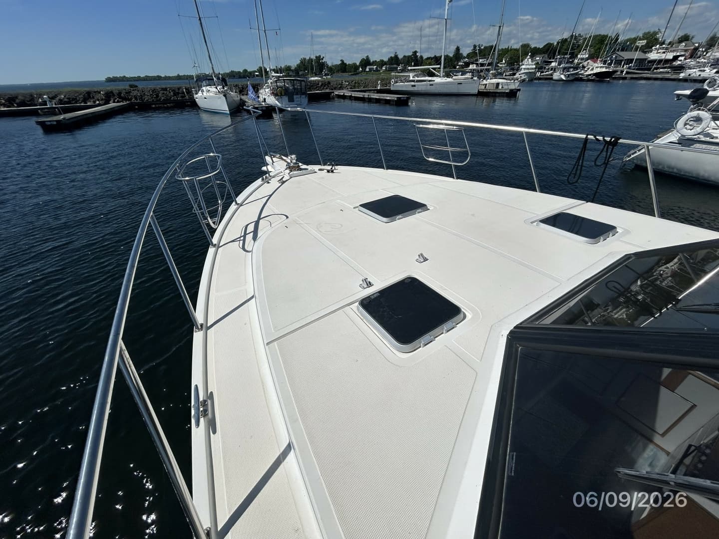 44' High Tech foredeck1