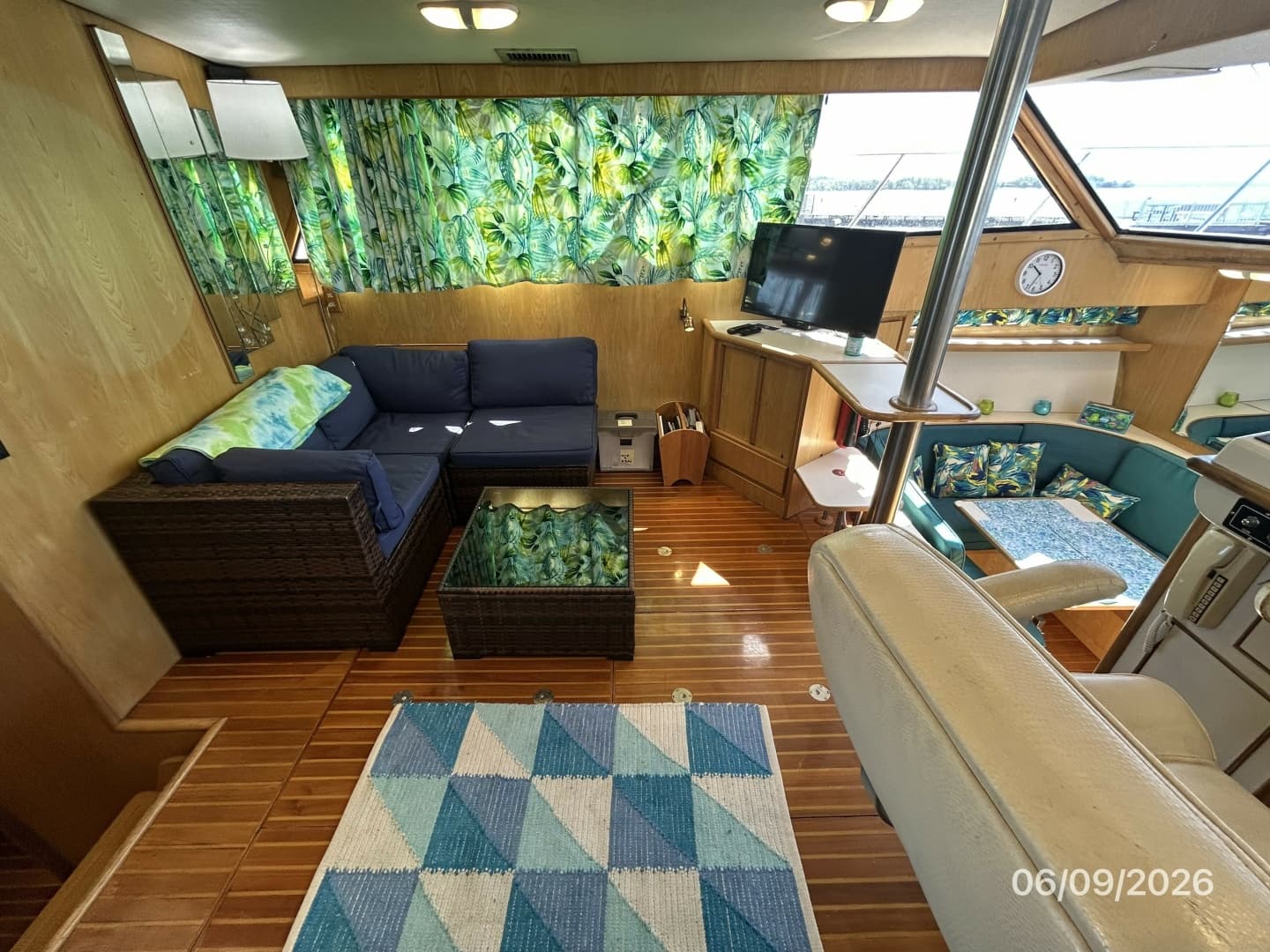 44' High Tech salon port
