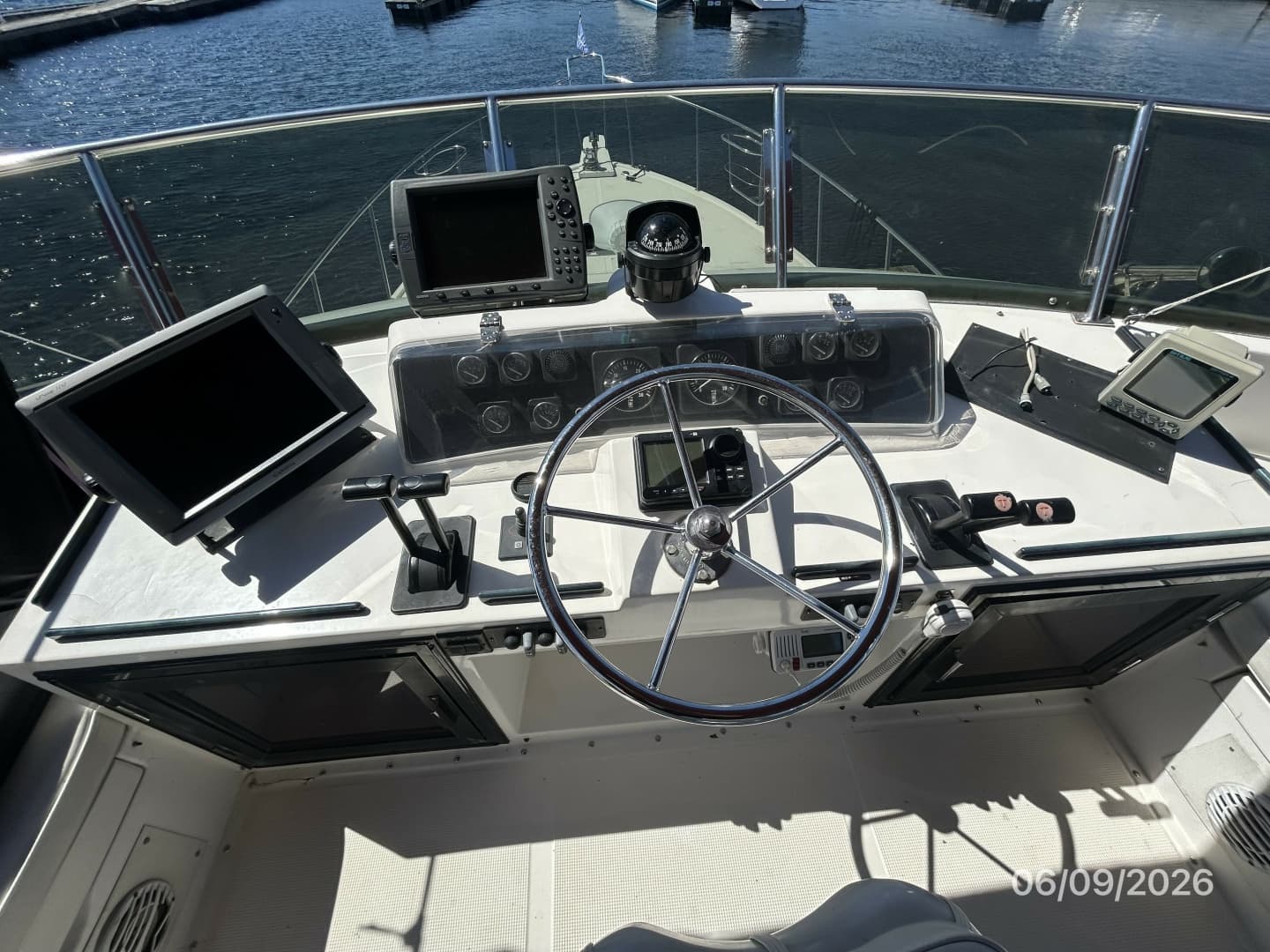 44' High Tech flybridge helm3