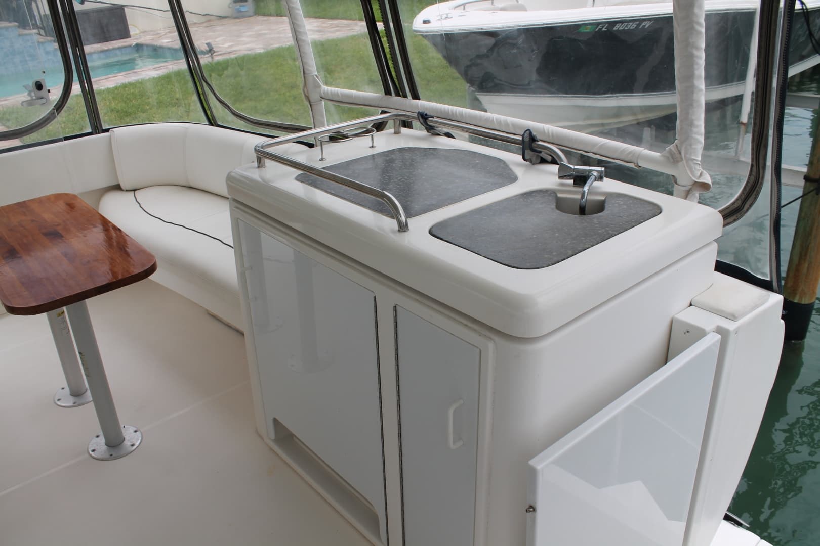 Wet bar & fridge