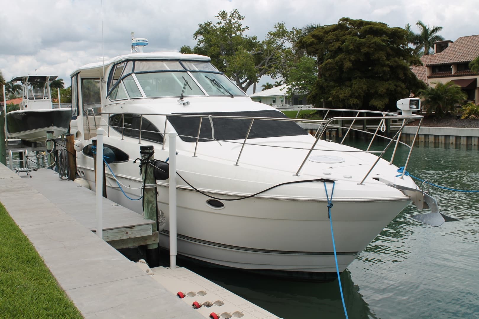 2007 Cruisers Yachts 