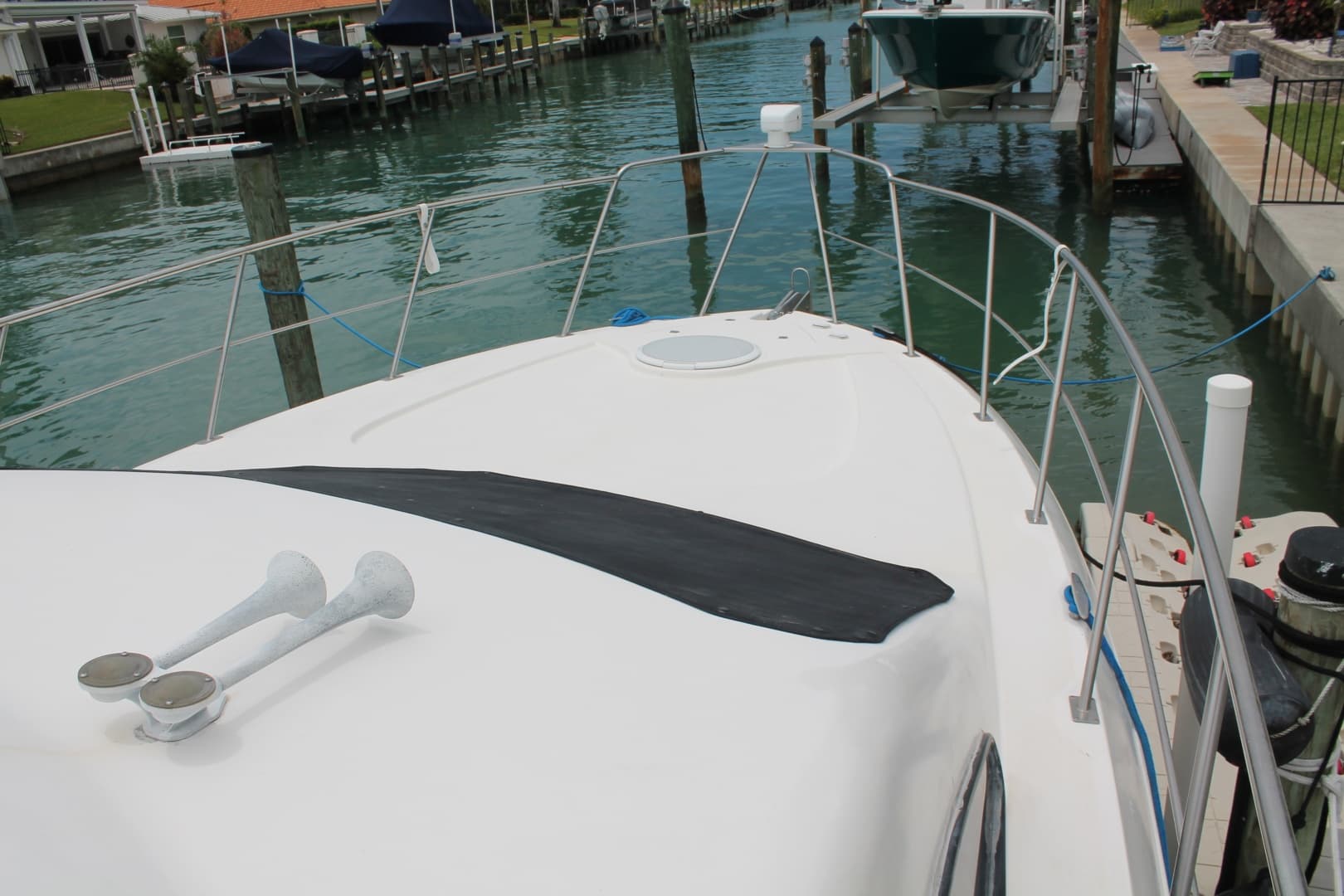 2007 Cruisers Yachts 