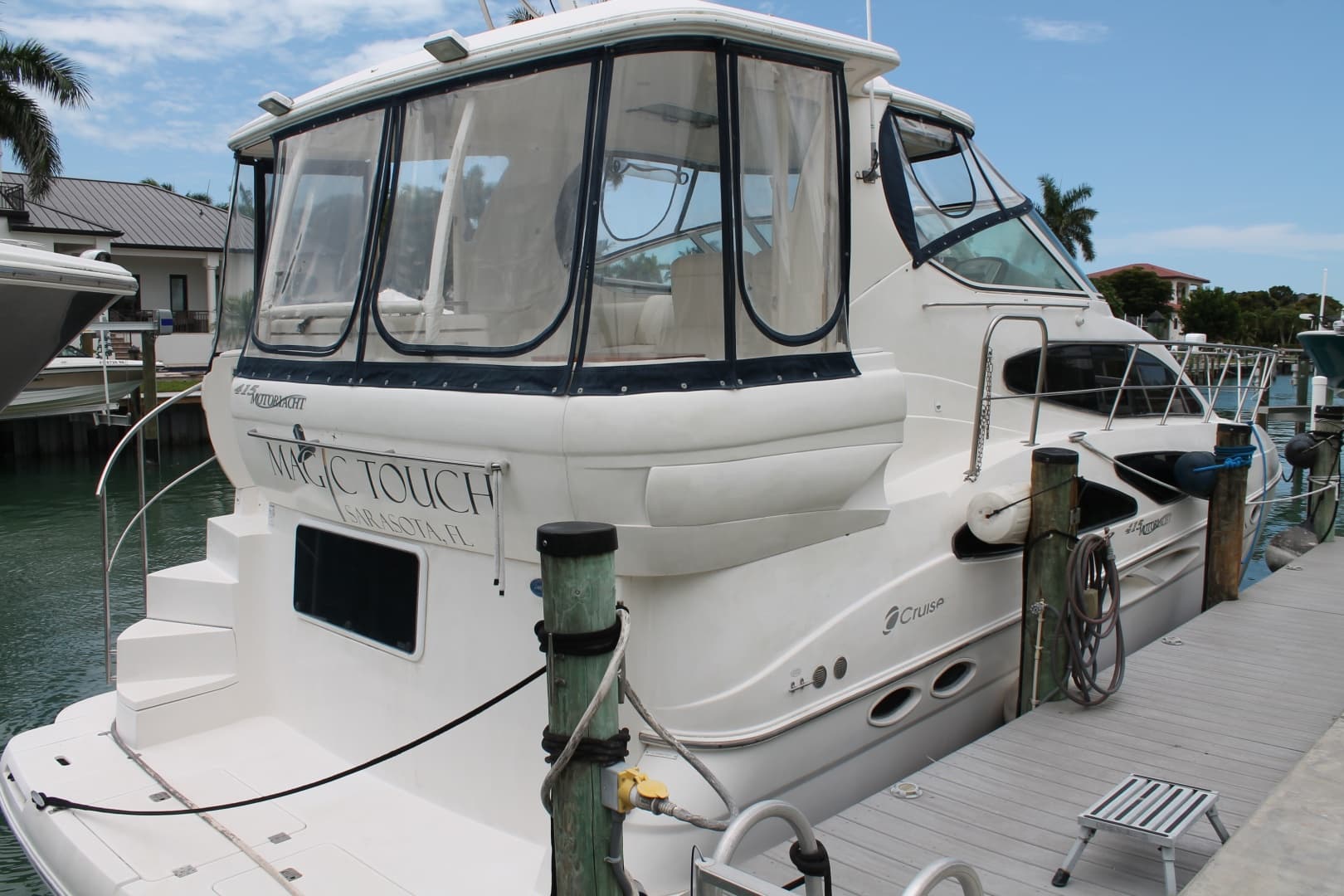 2007 Cruisers Yachts 