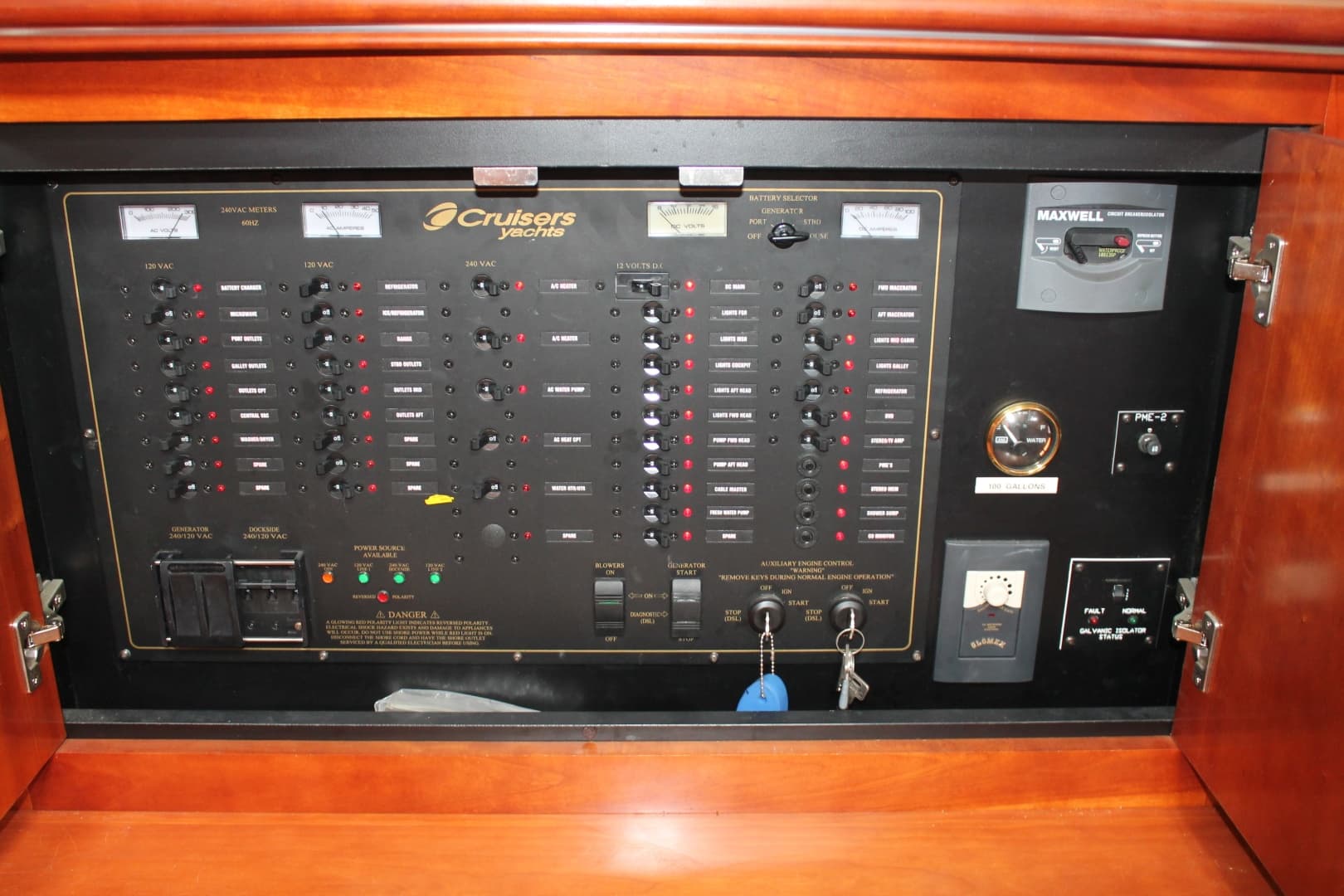 2007 Cruisers Yachts 