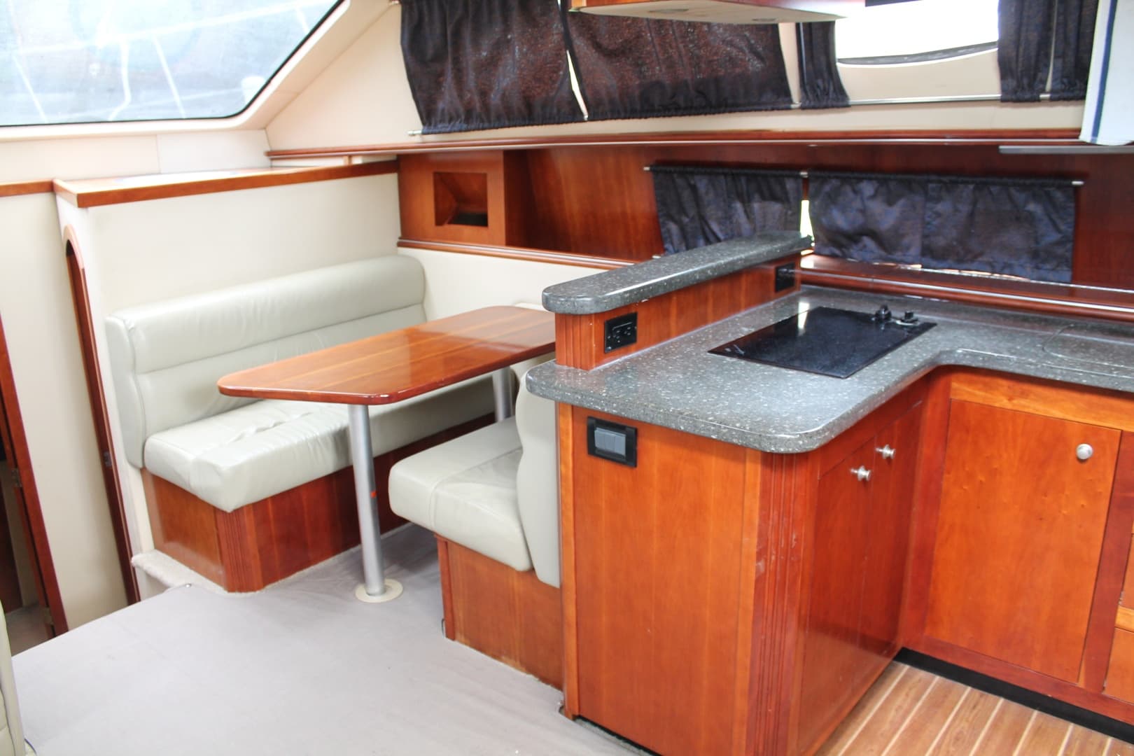 2007 Cruisers Yachts 