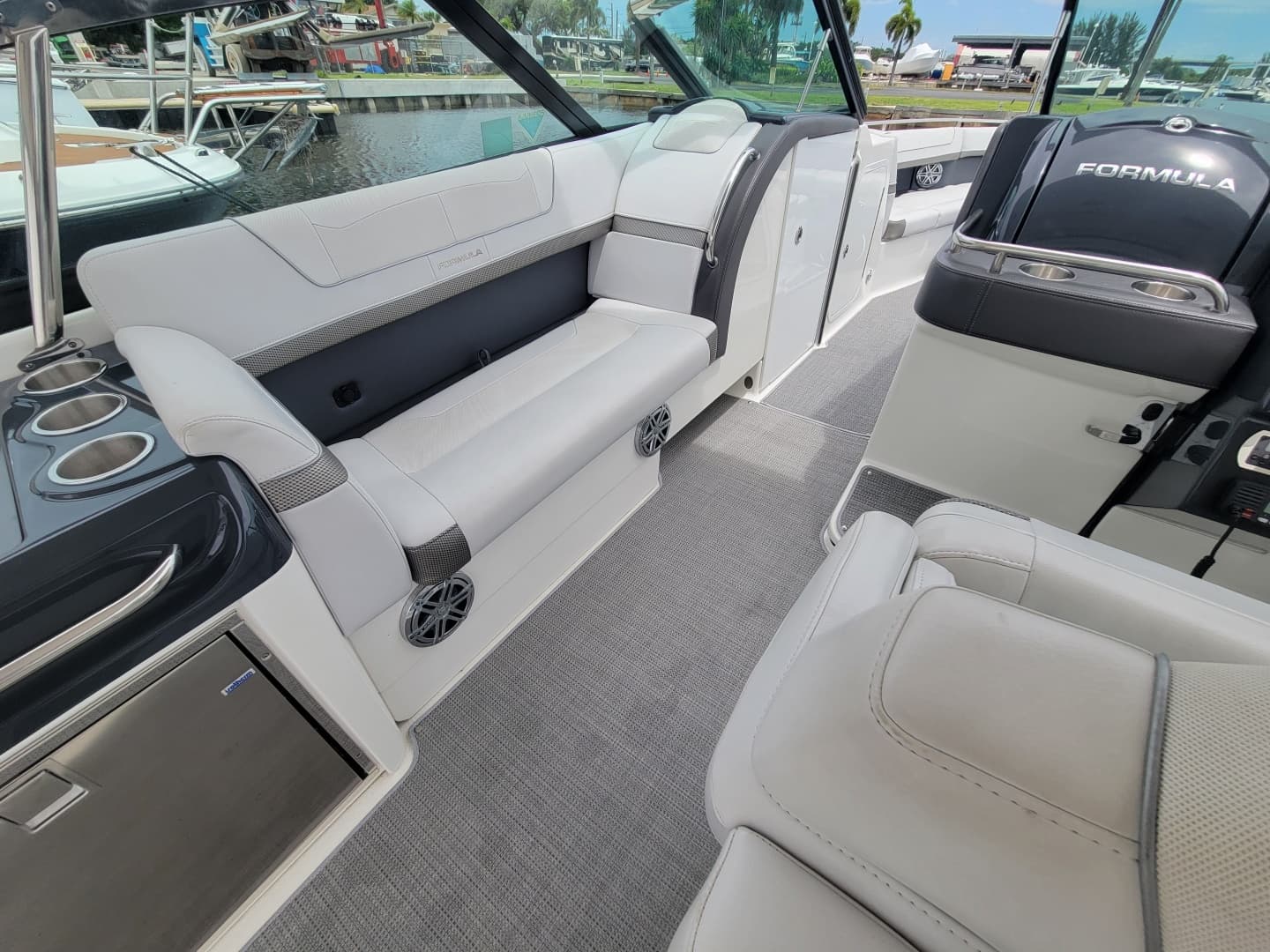 2019 Formula 350 Crossover Bowrider