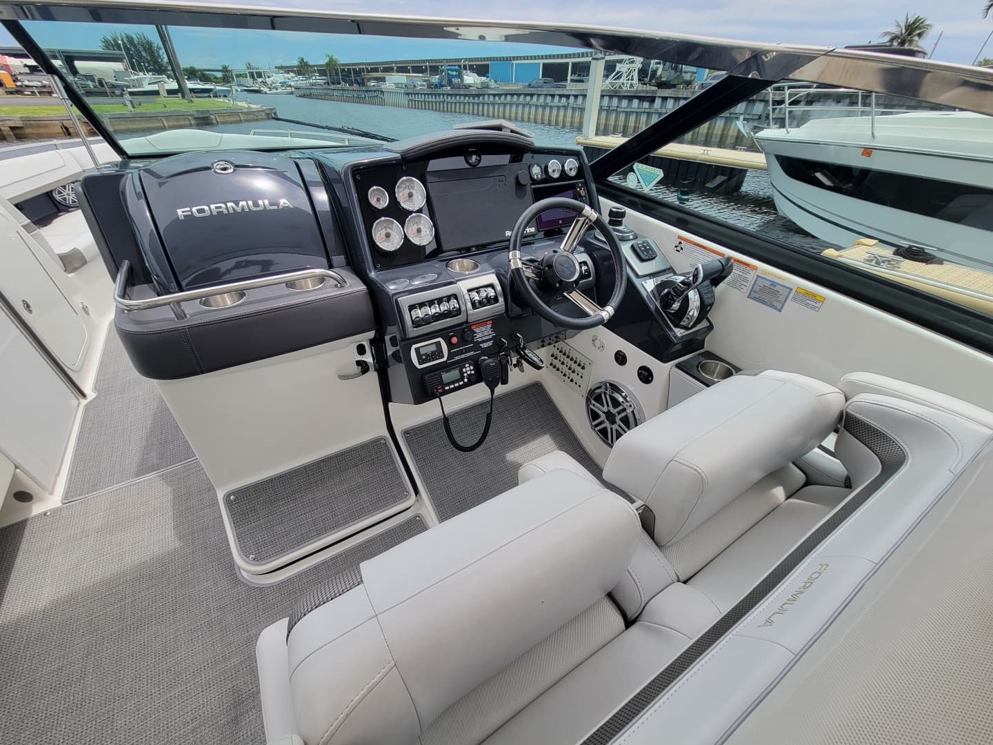 2019 Formula 350 Crossover Bowrider