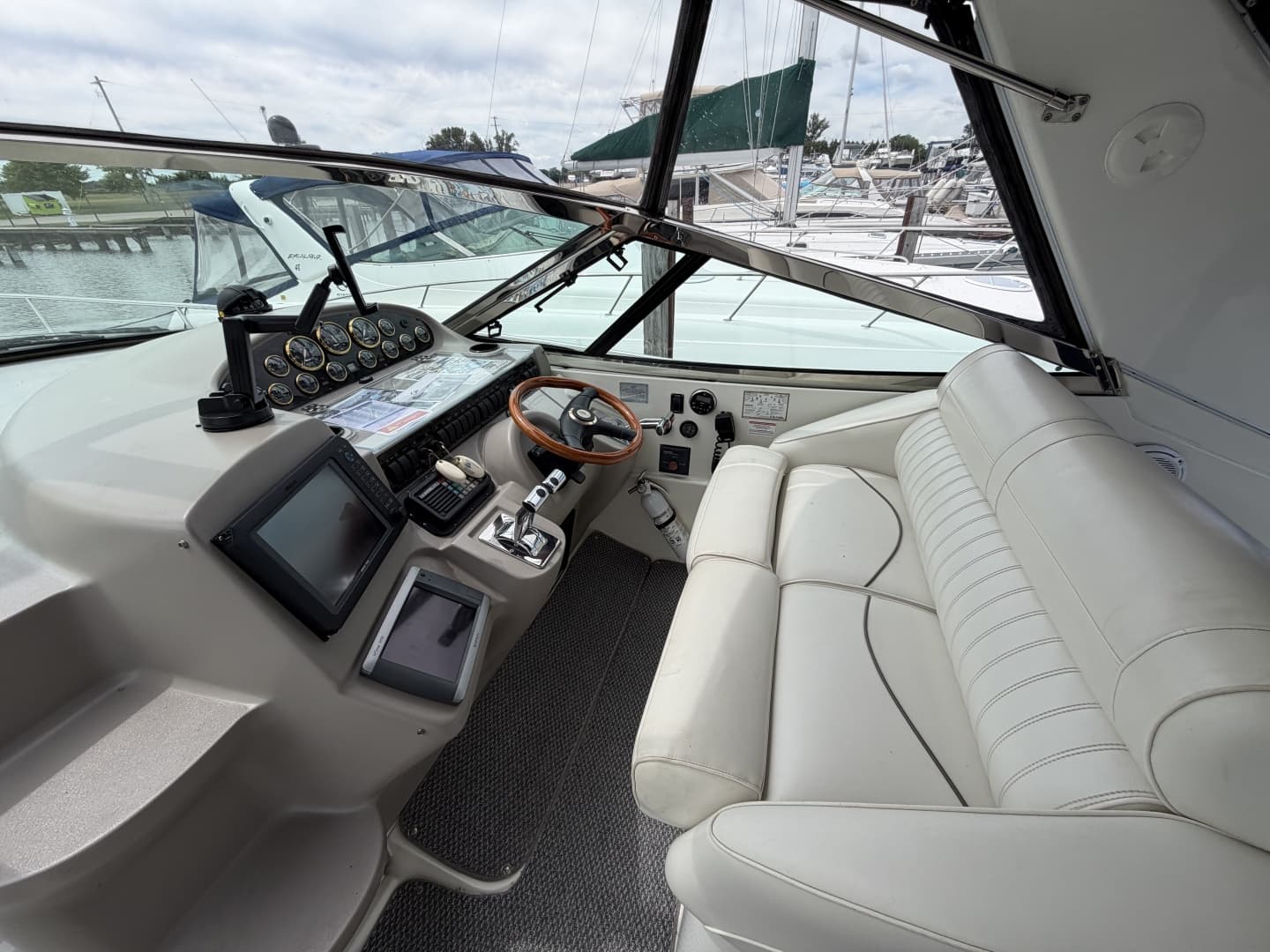 2001 Cruisers Yachts 3780 Express
