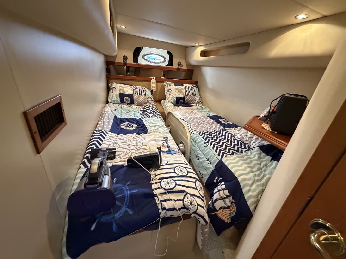 2001 Cruisers Yachts 3780 Express