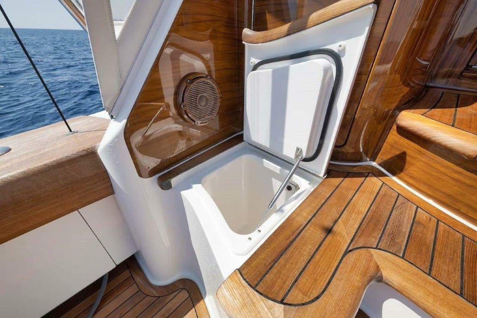 Viking 70 - Cutter Bill - Cockpit